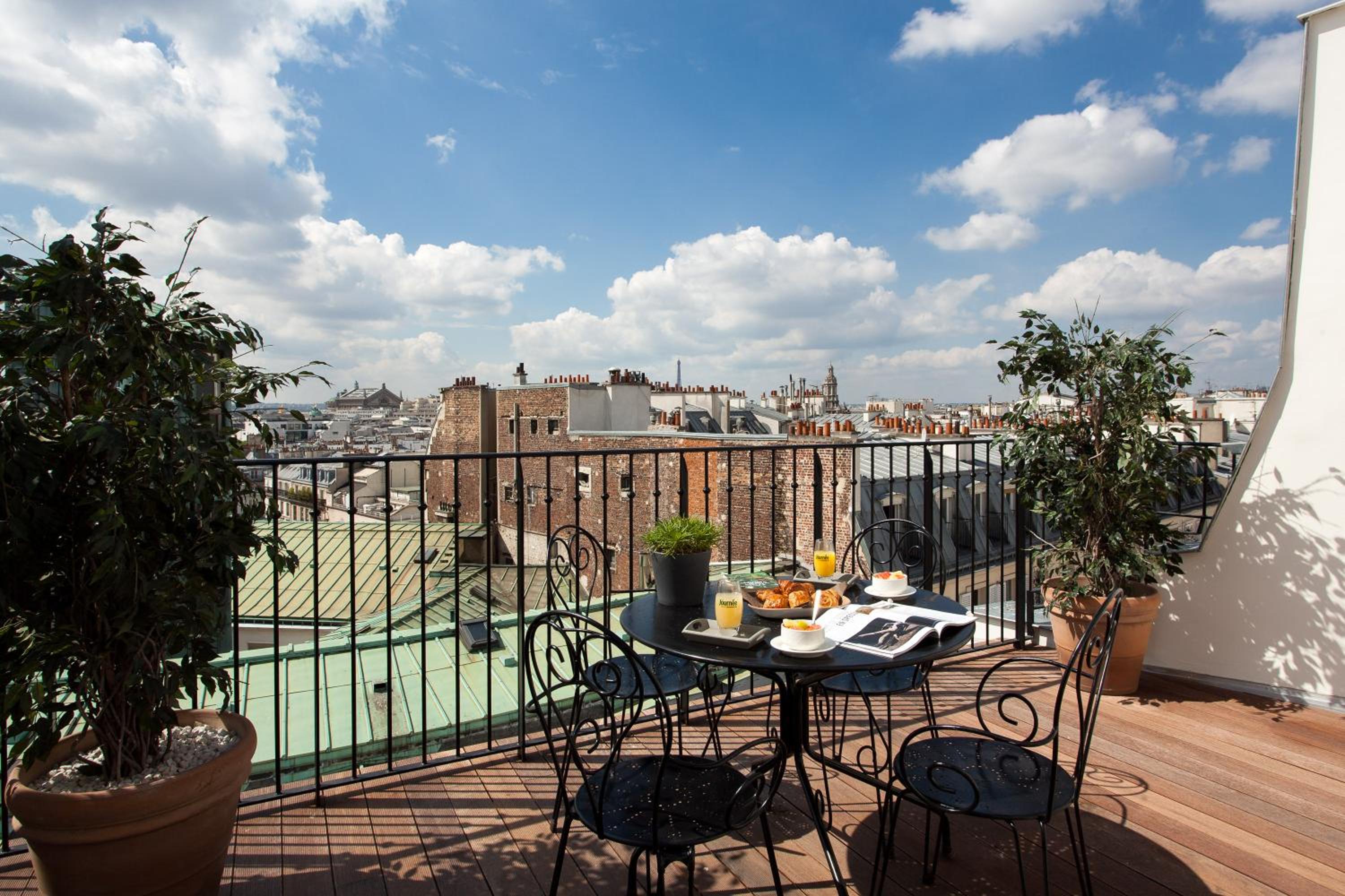 Deluxe Room with Panoramic City View with terrace thumbnail 6