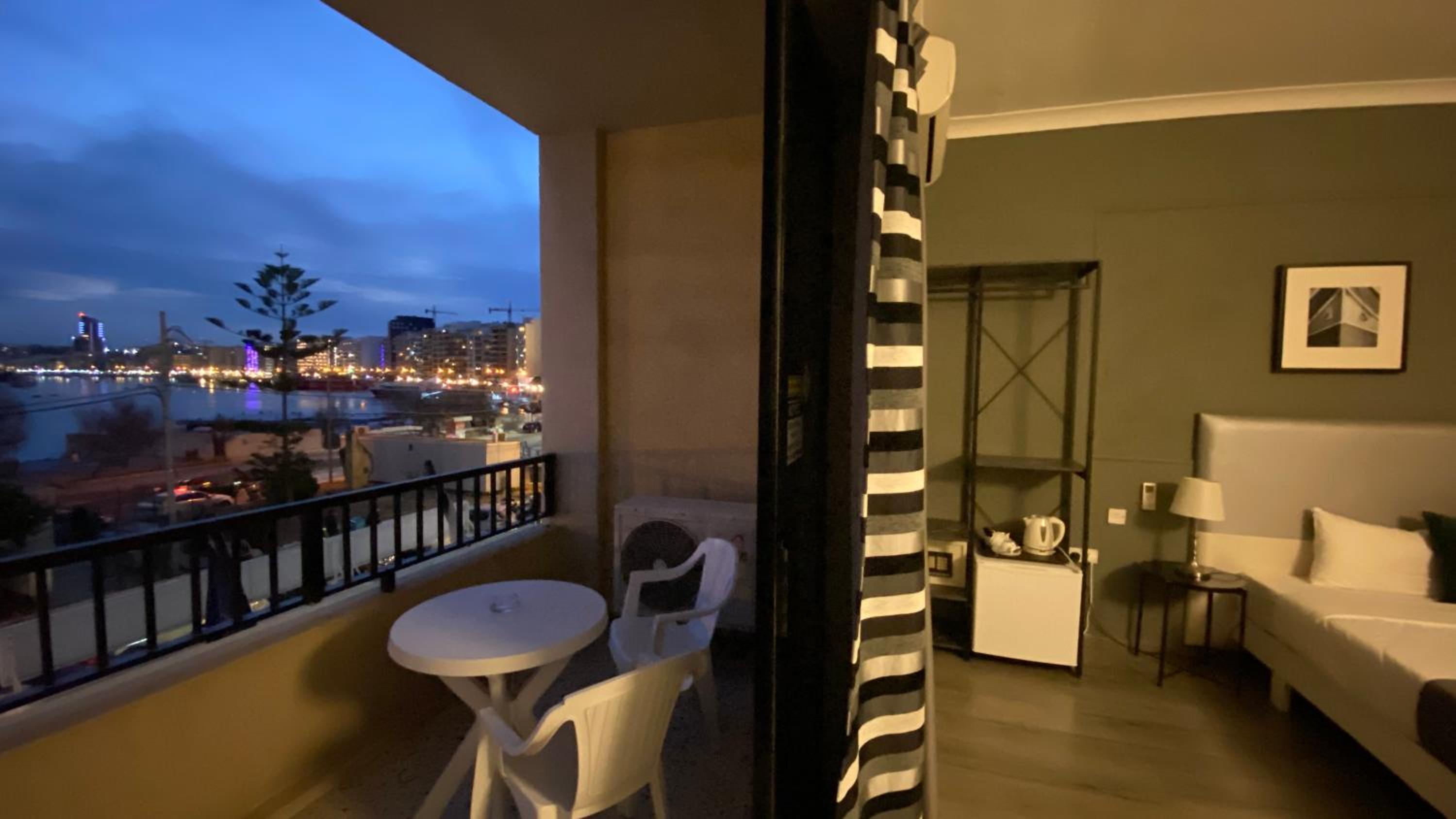 Superior Twin Room with Sea View - Photo 8