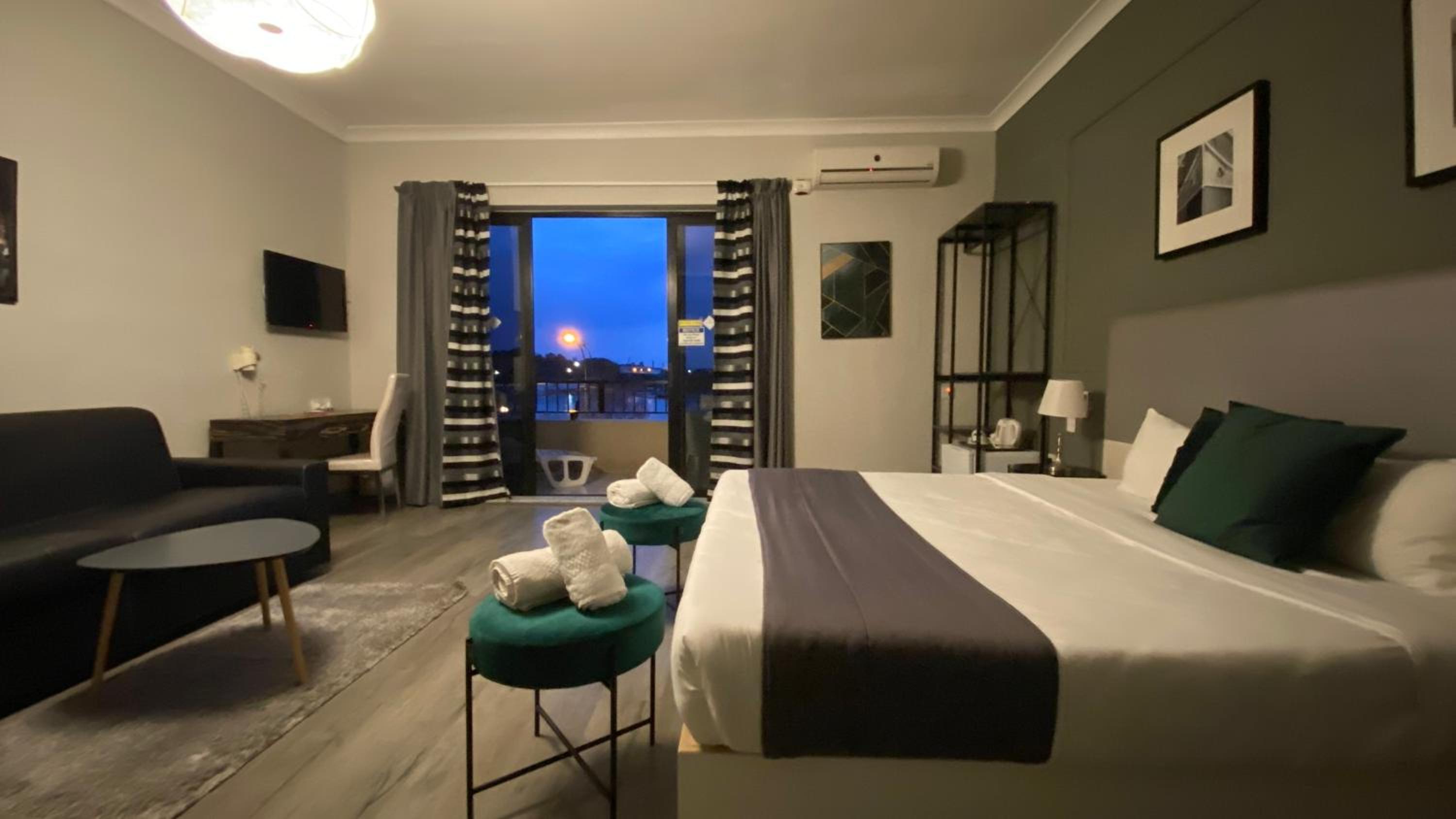 Superior Twin Room with Sea View - Photo 13
