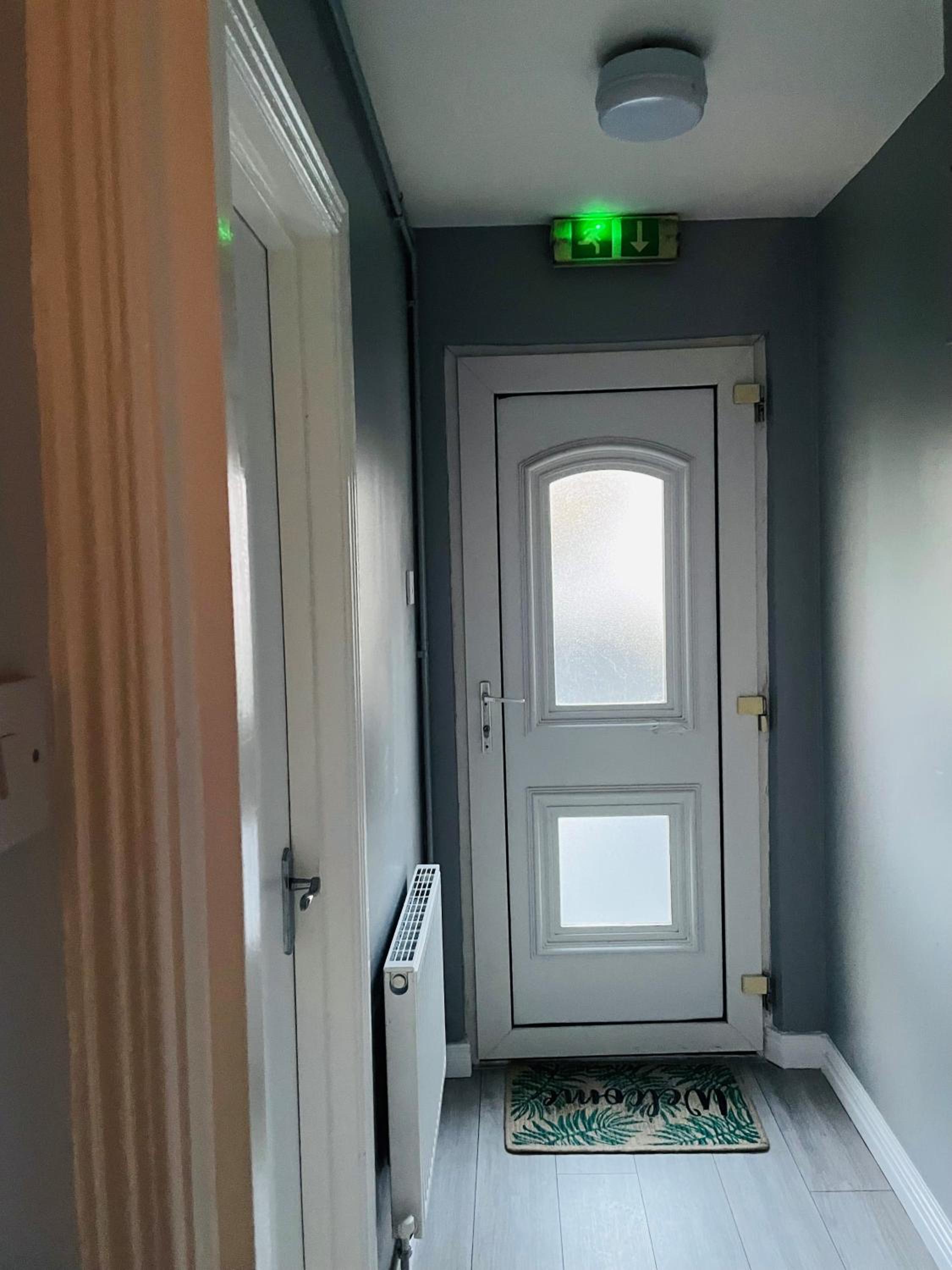 One-Bedroom Apartment - Photo 2