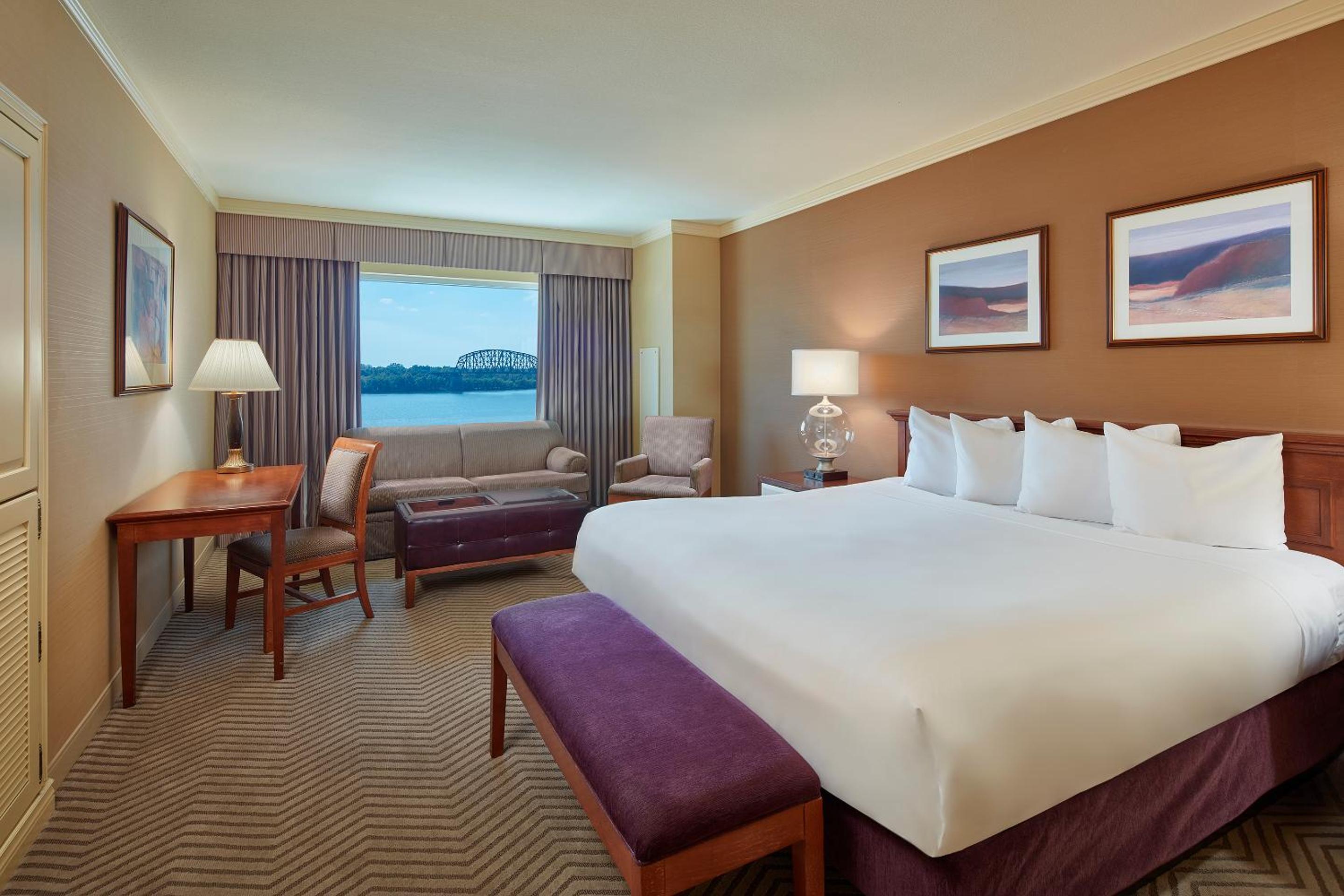 Deluxe King Room with River View photo 3