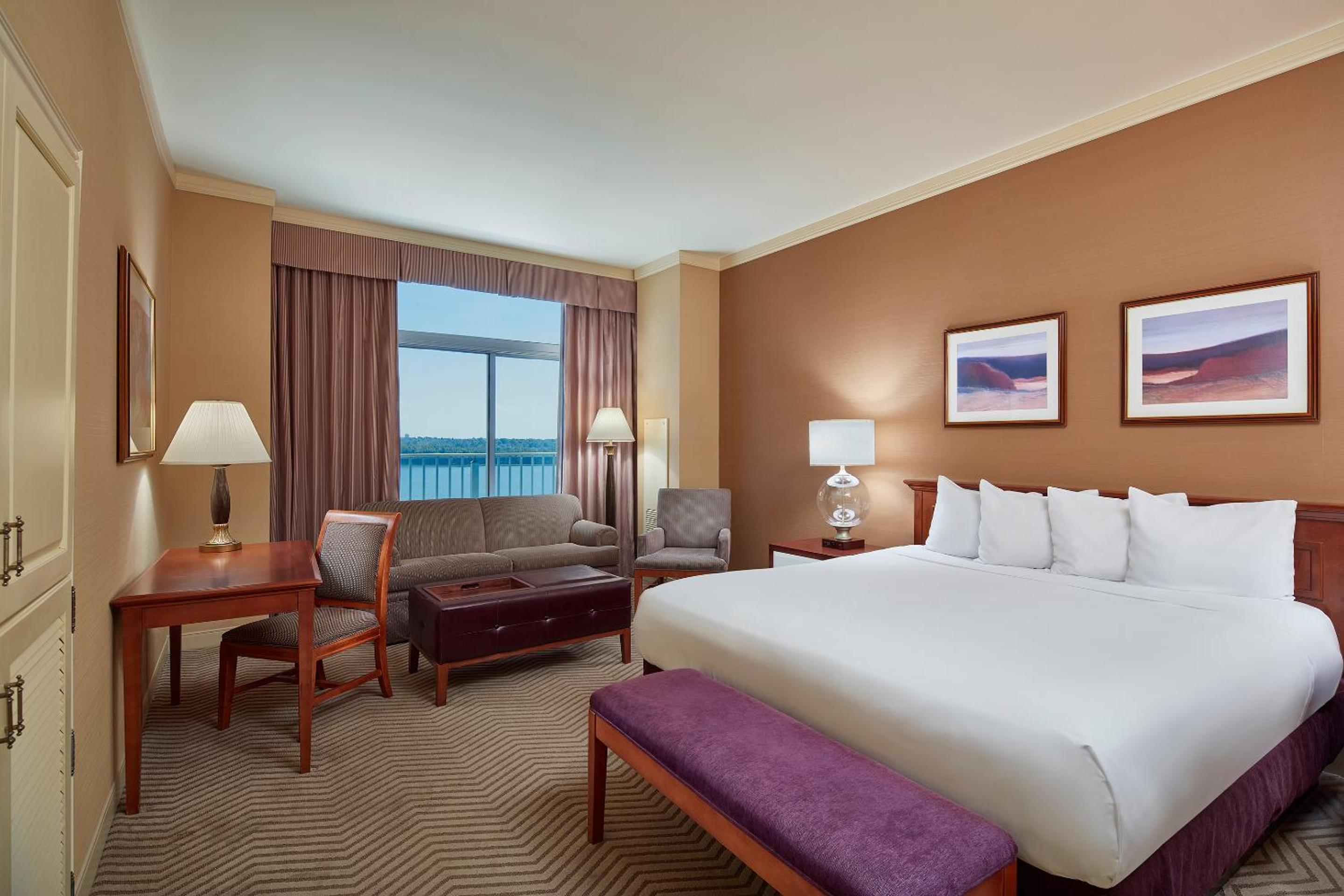 Deluxe King Room - Non-Smoking photo 3