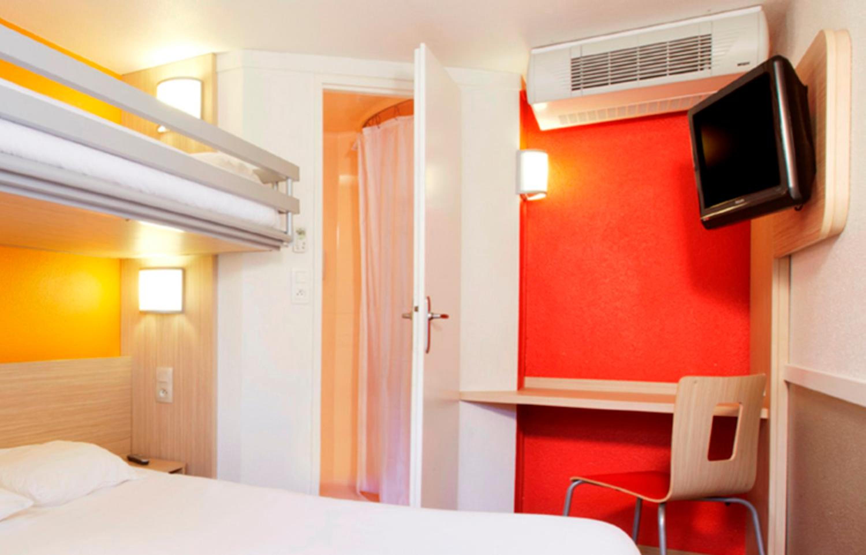 Standard Queen Room with One Bunk Bed - Photo 5