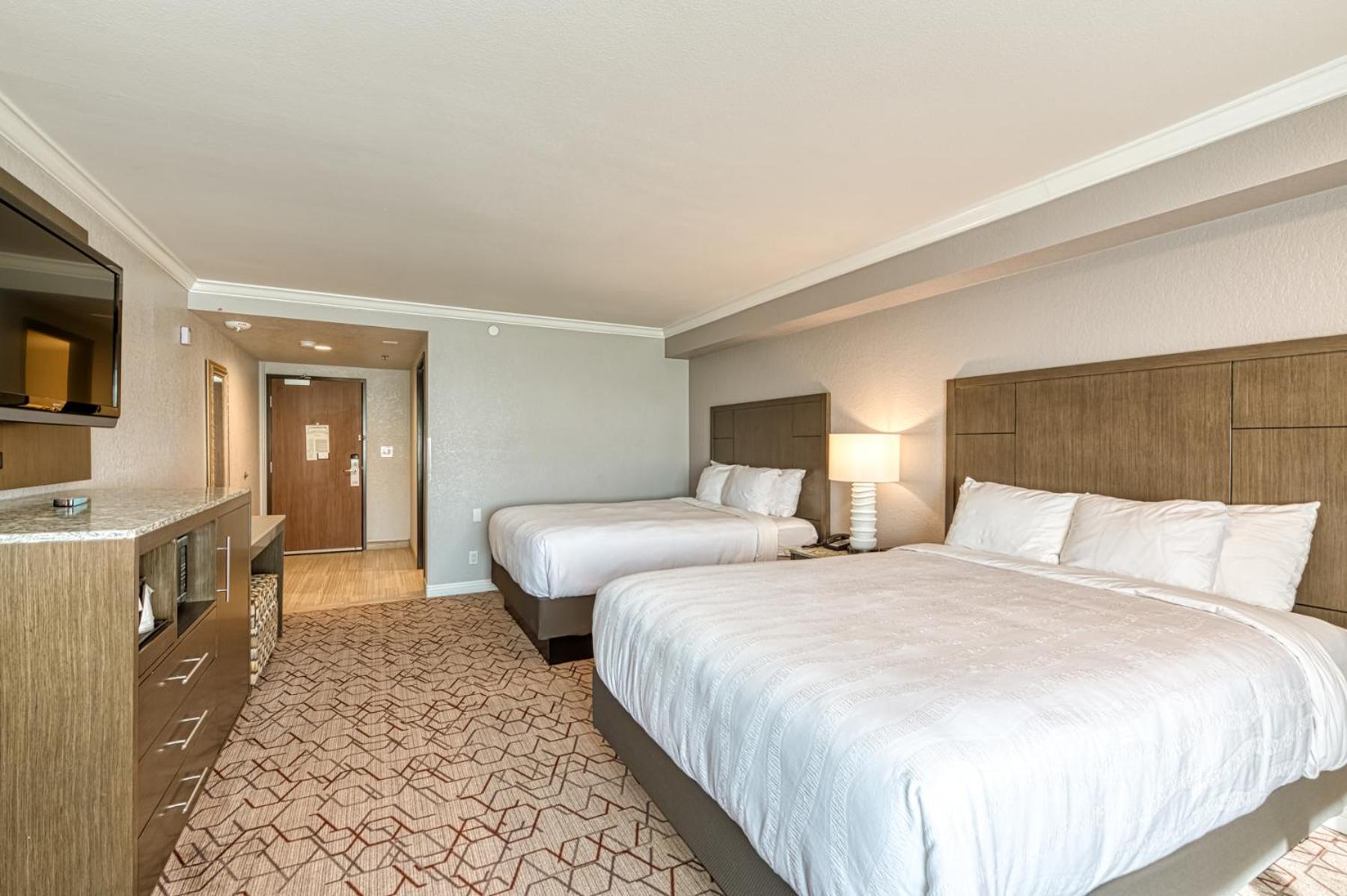 Queen Room with Two Queen Beds with Accessible Tub - Accessible/Non Smoking - Photo 5
