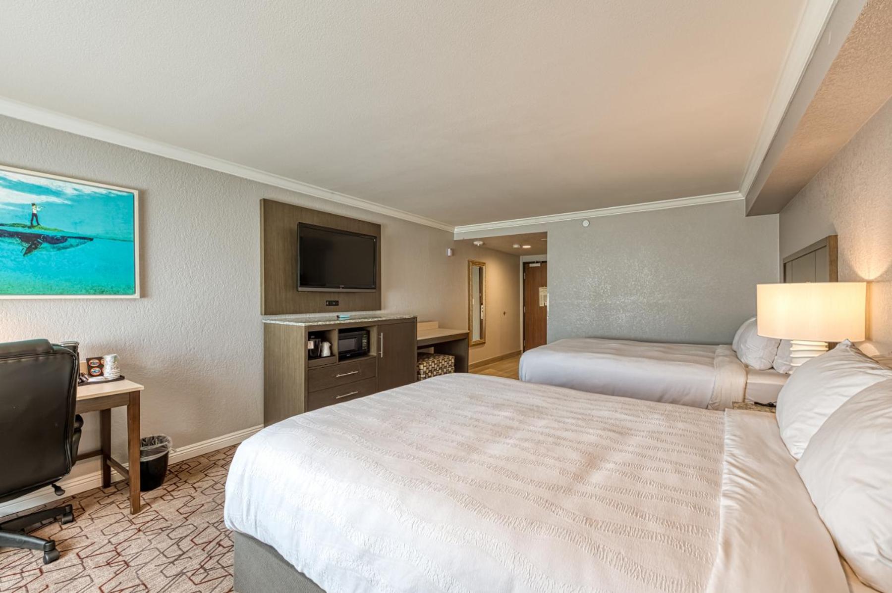 Queen Room with Two Queen Beds with Accessible Tub - Accessible/Non Smoking - Photo 10