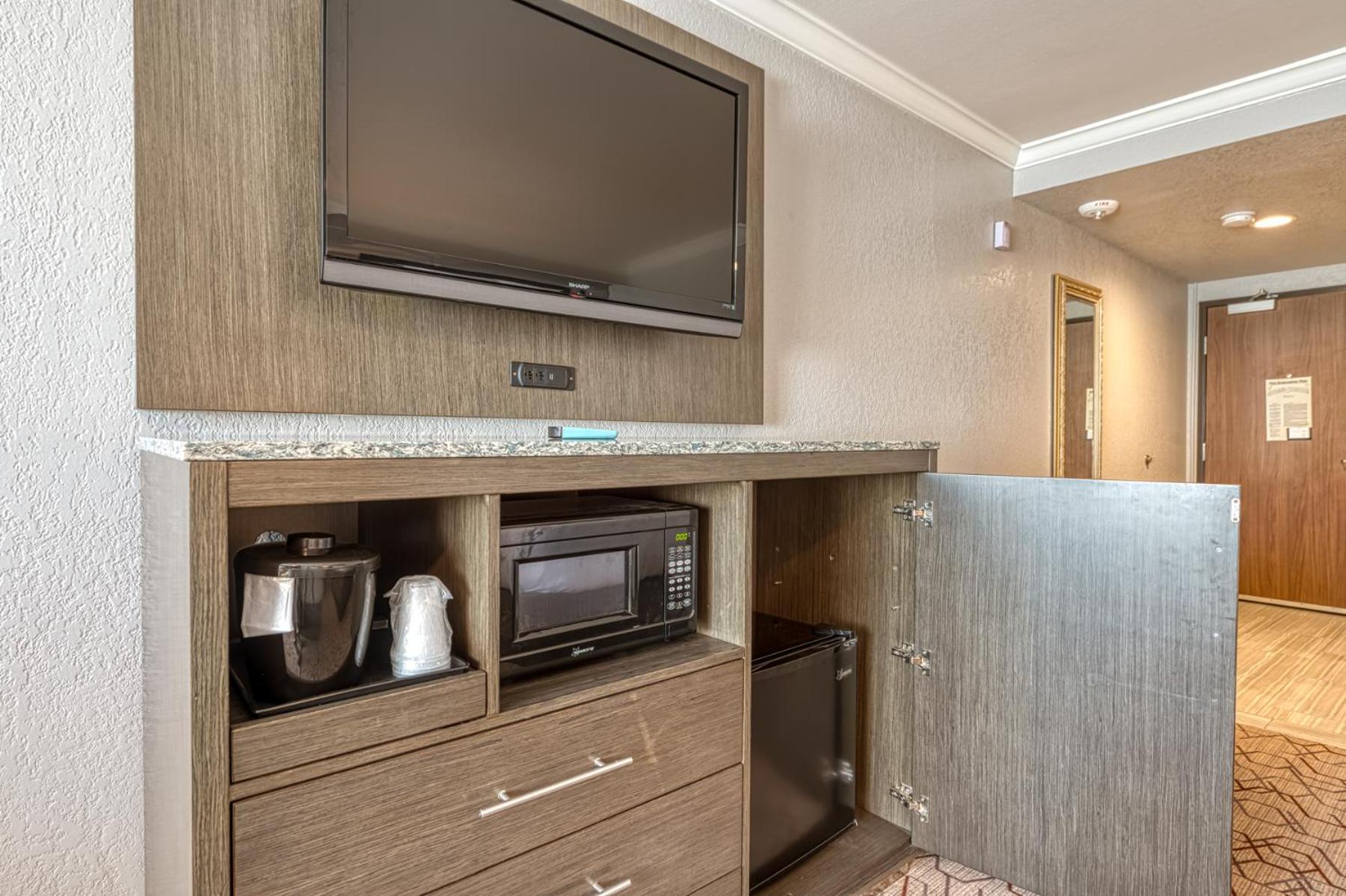 Queen Room with Two Queen Beds with Accessible Tub - Accessible/Non Smoking - Photo 4