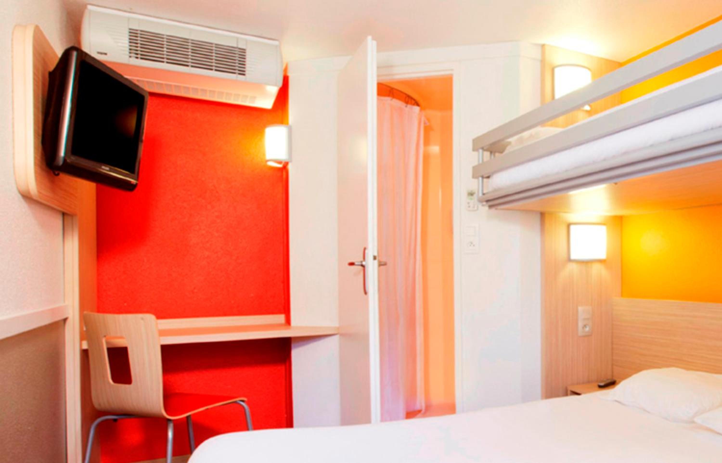 Triple Room (1 Double Bed + 1 Single Bed) photo 3