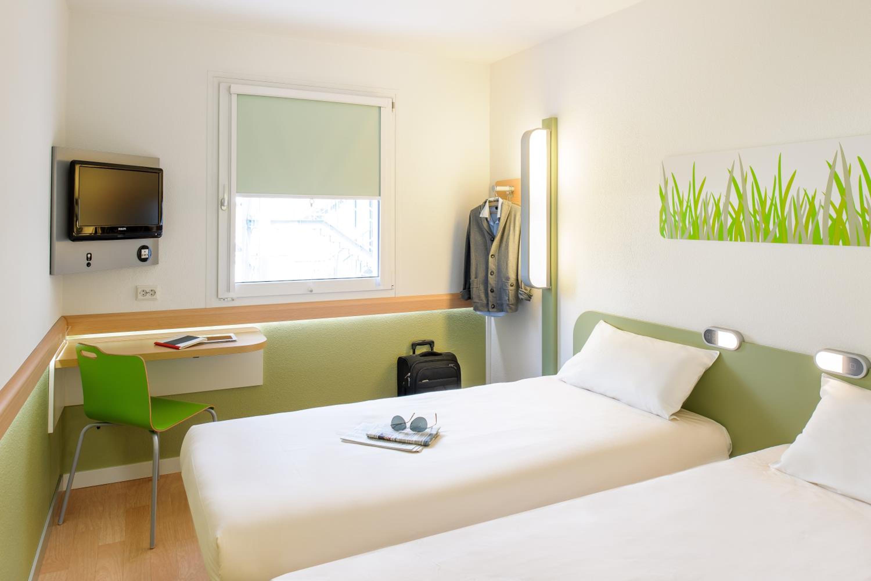 Standard Twin Room - Photo 2