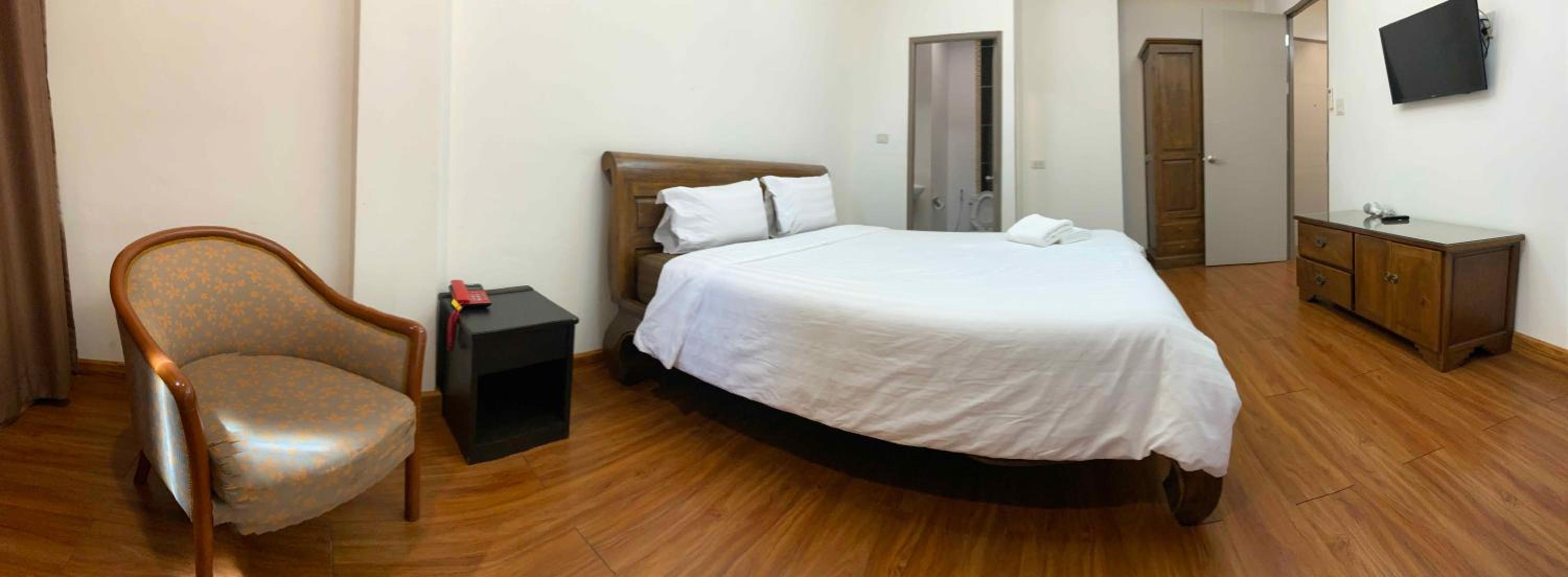 Family Suite with Balcony - Photo 3