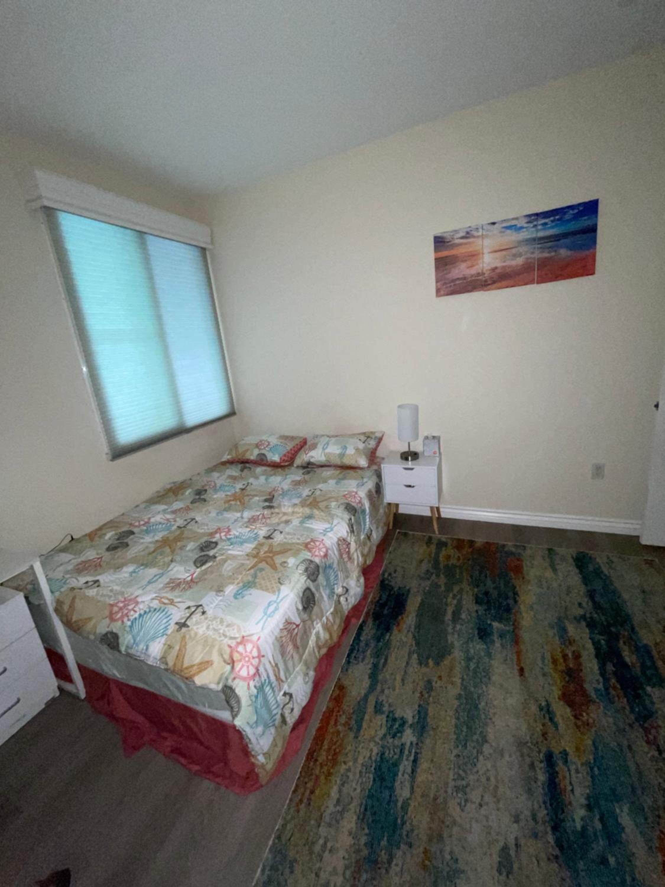 Queen Room with Shared Bathroom photo 2