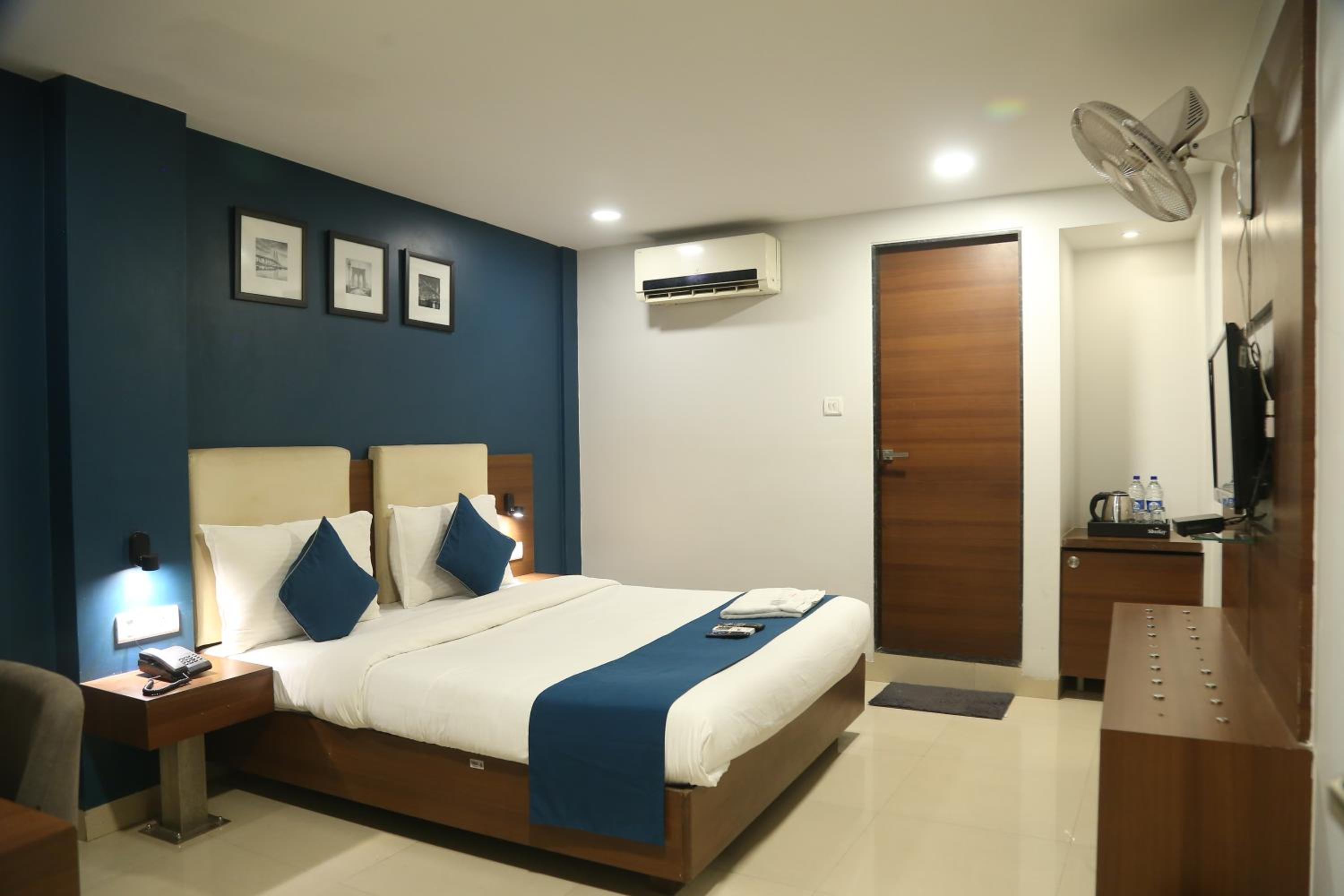 Deluxe King Room - Photo 4