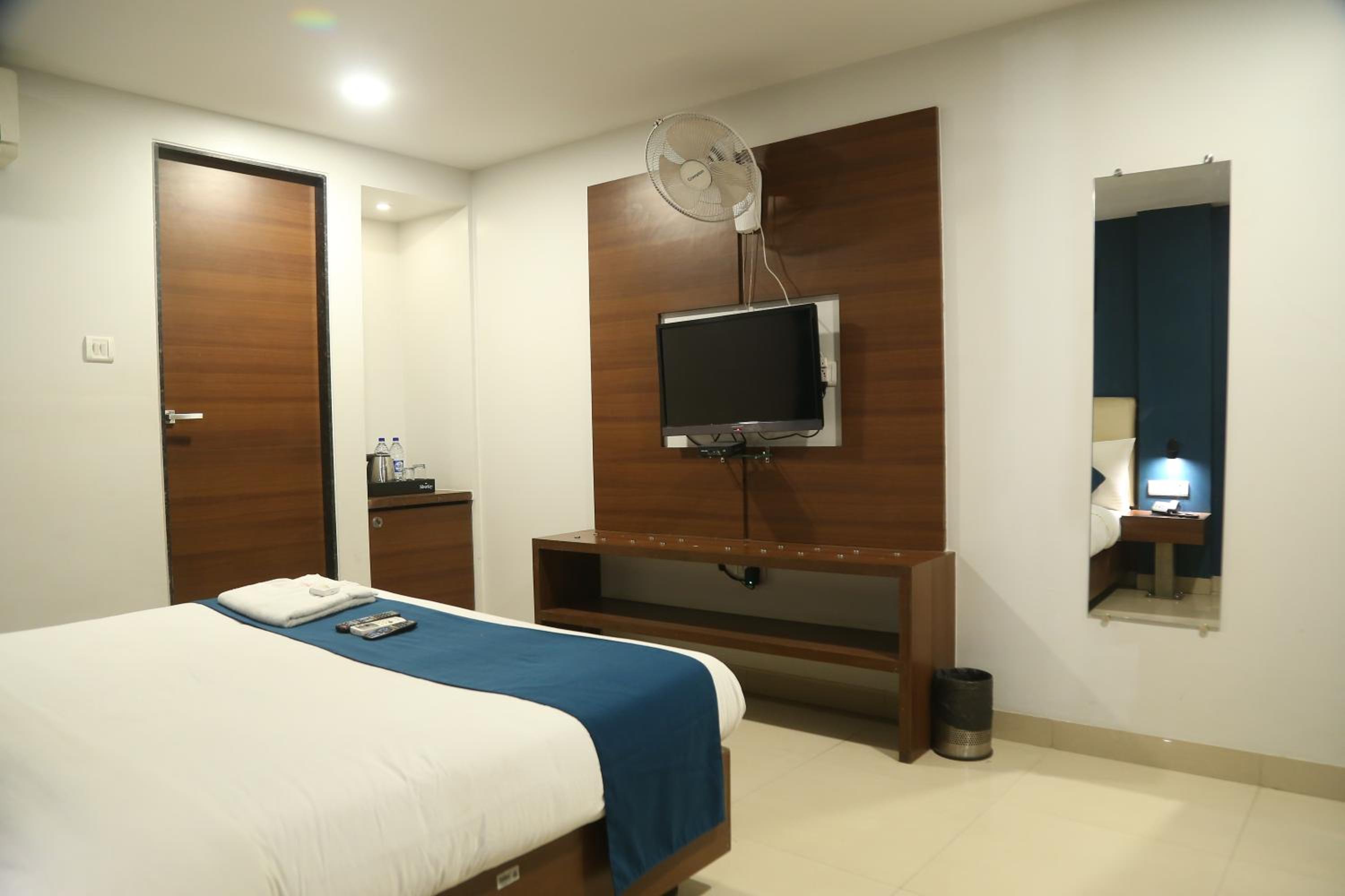 Deluxe King Room - Photo 3