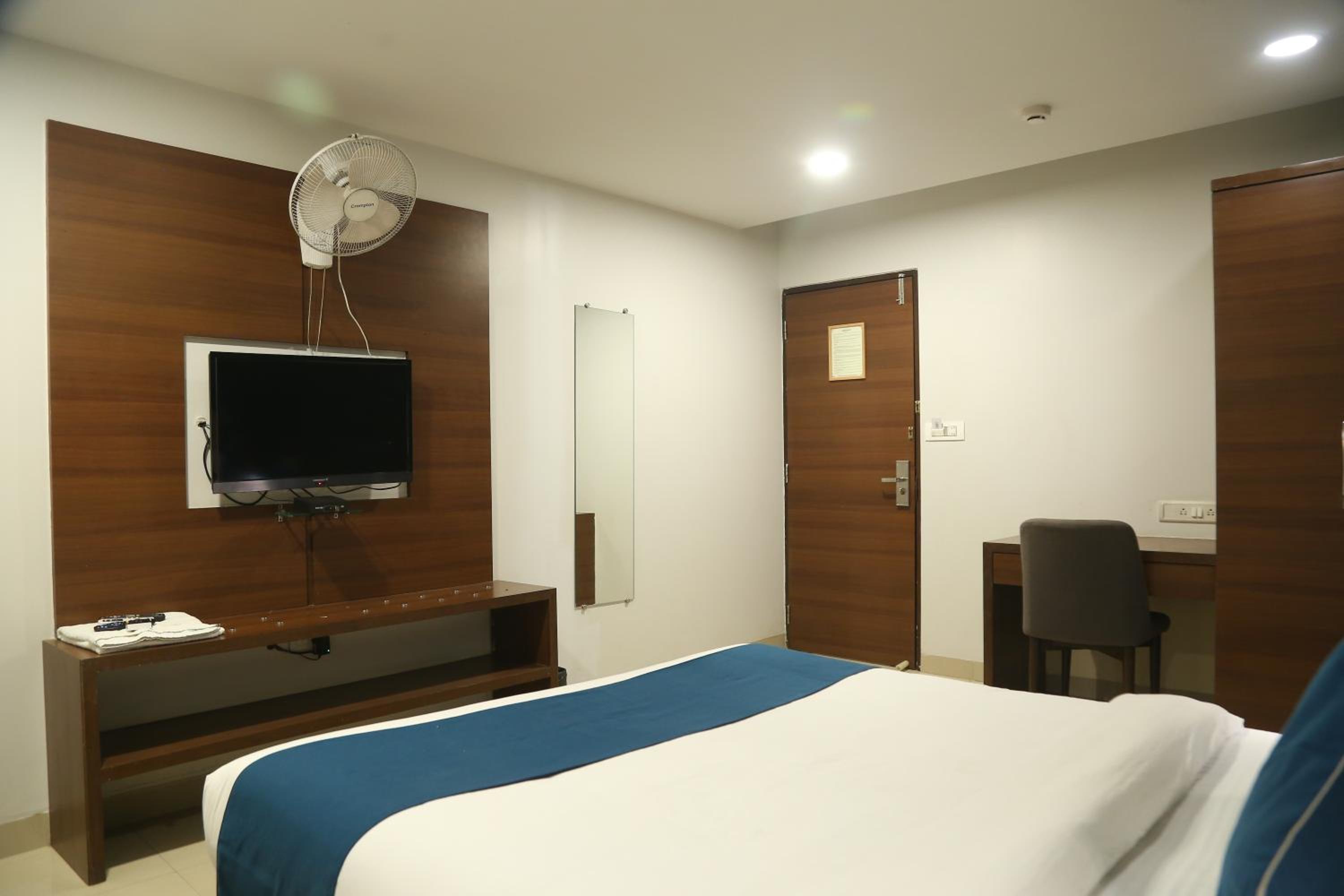 Deluxe King Room - Photo 5