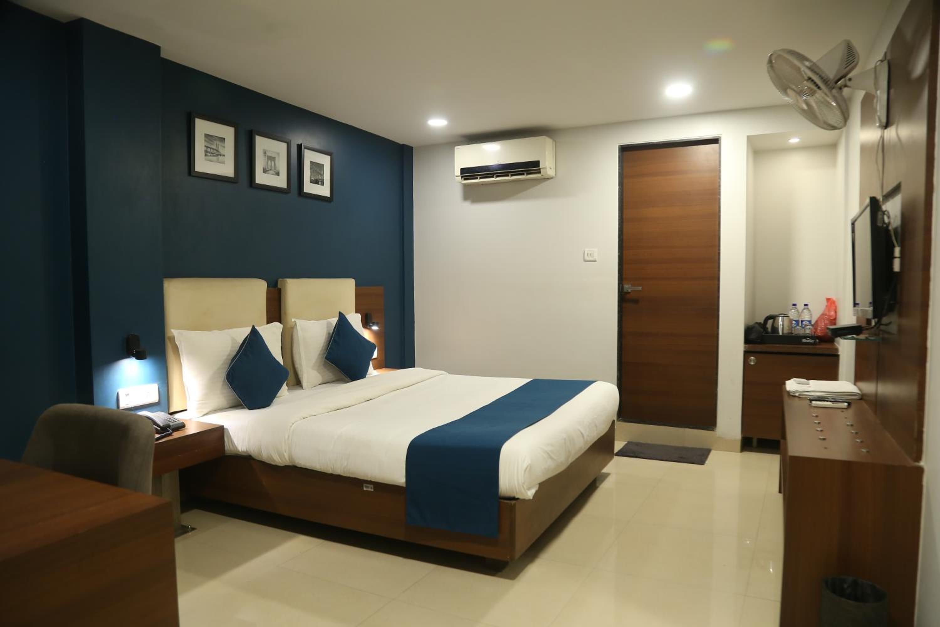 Deluxe King Room - Photo 1