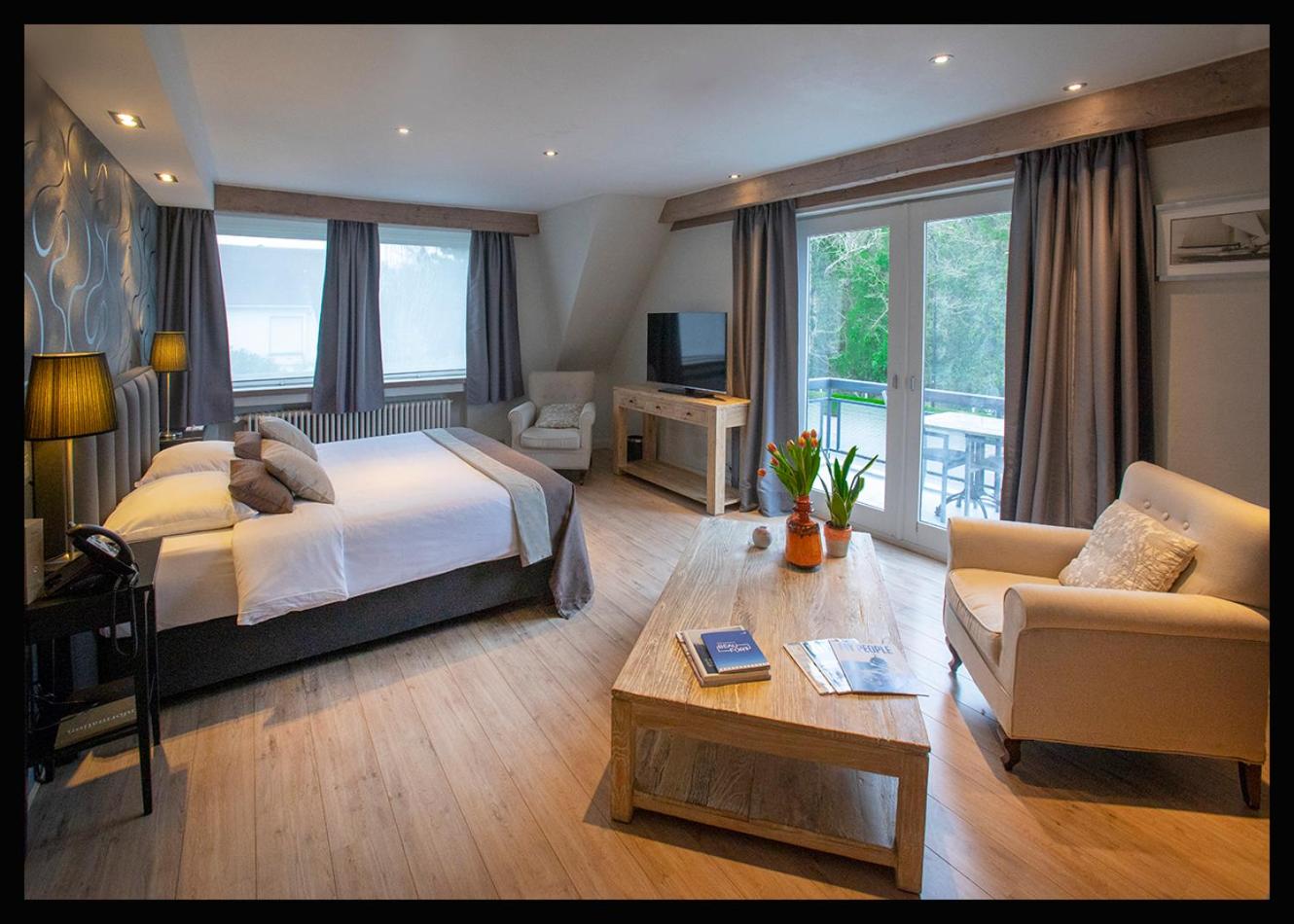 Junior Suite with Balcony photo 1