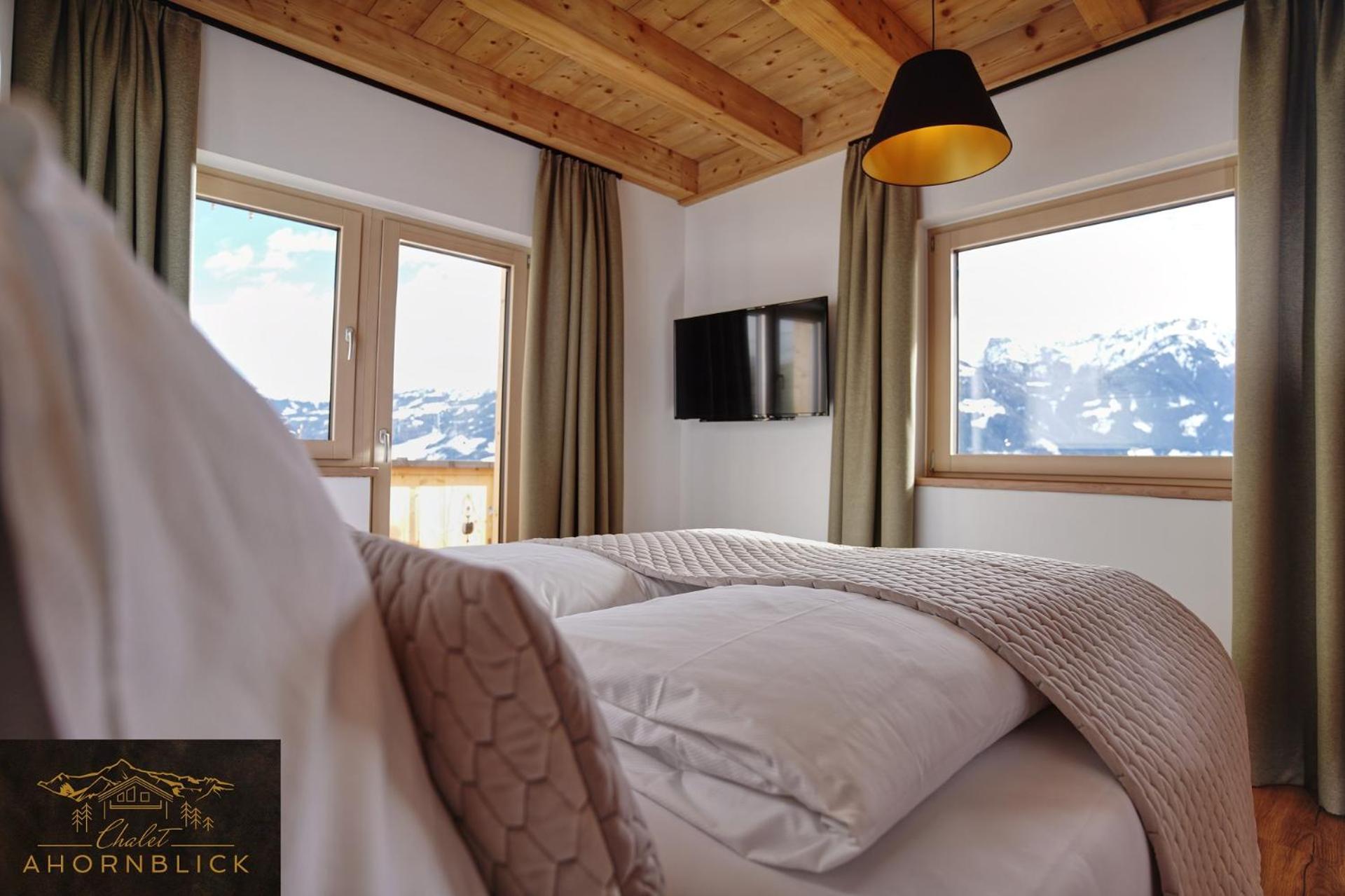 Apartment with Mountain View