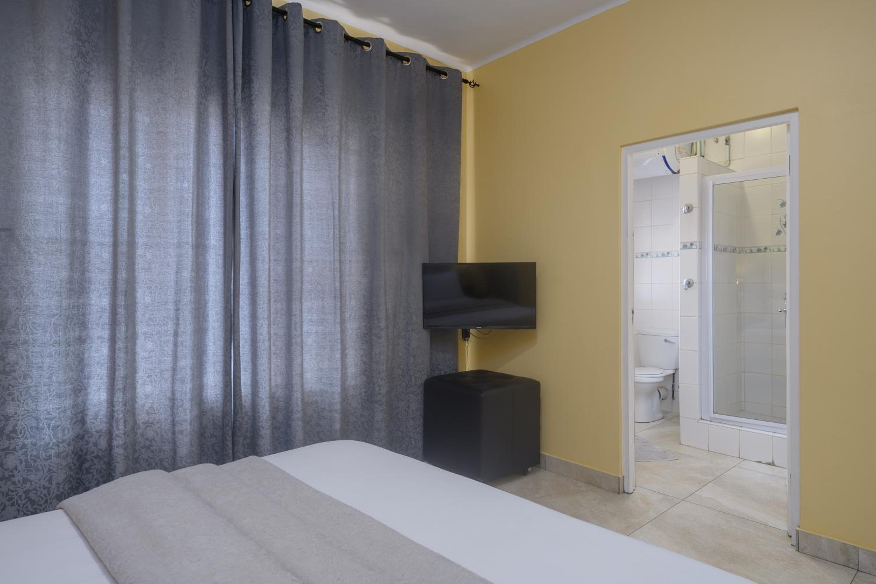 Studio Apartment - Photo 1