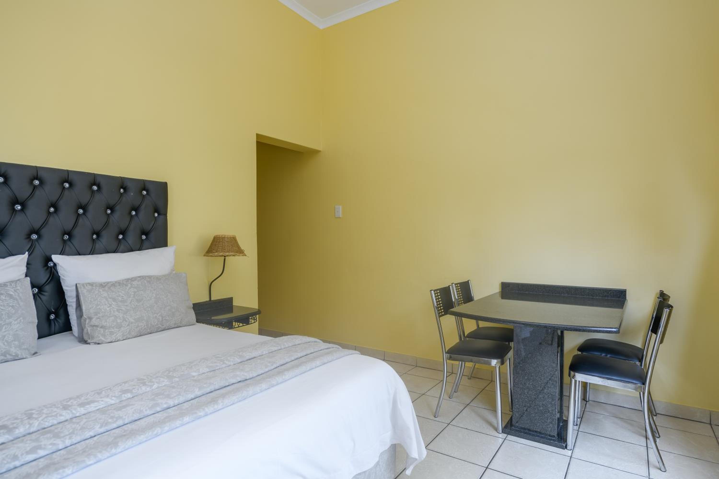 One-Bedroom Apartment - Photo 2