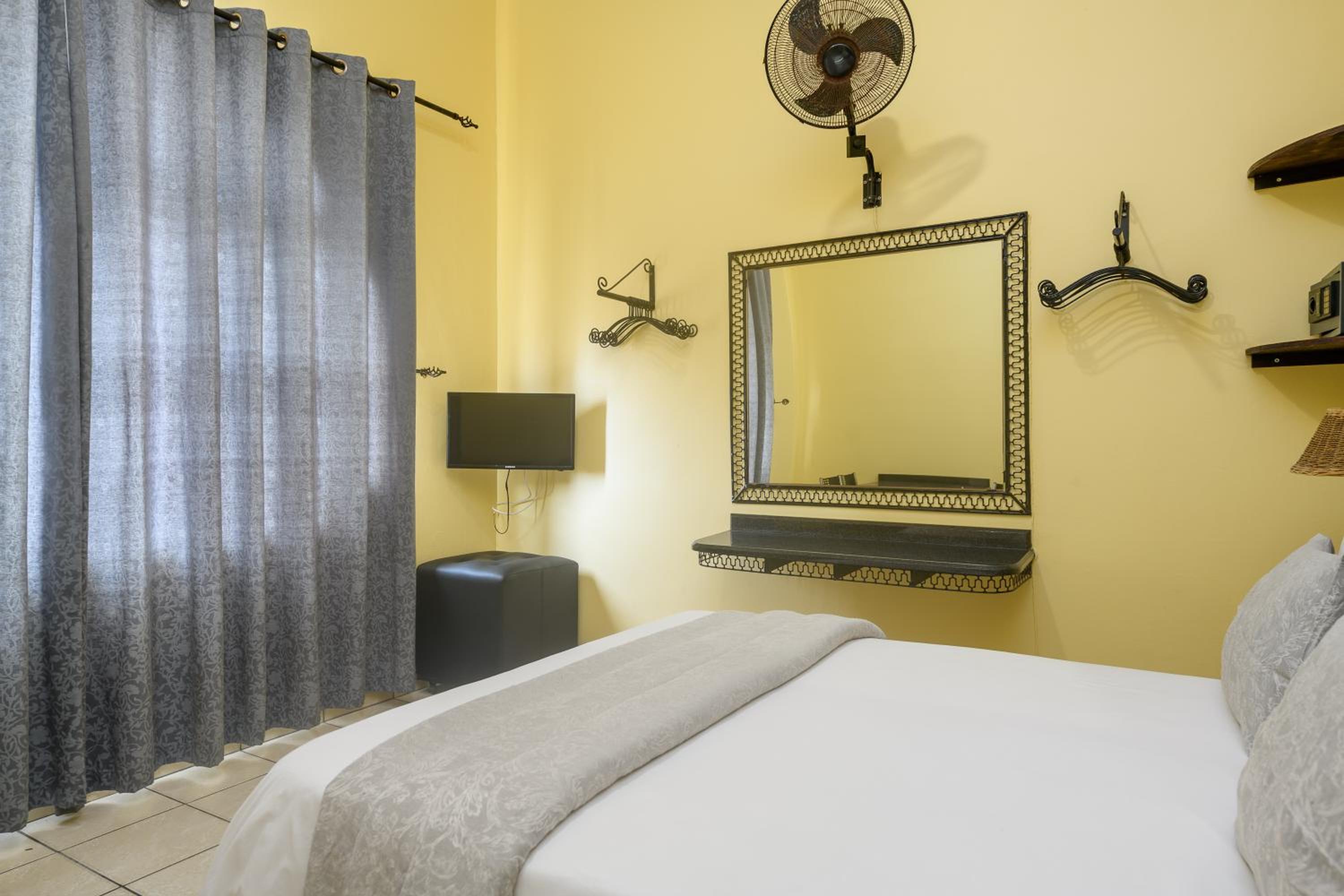 One-Bedroom Apartment - Photo 1