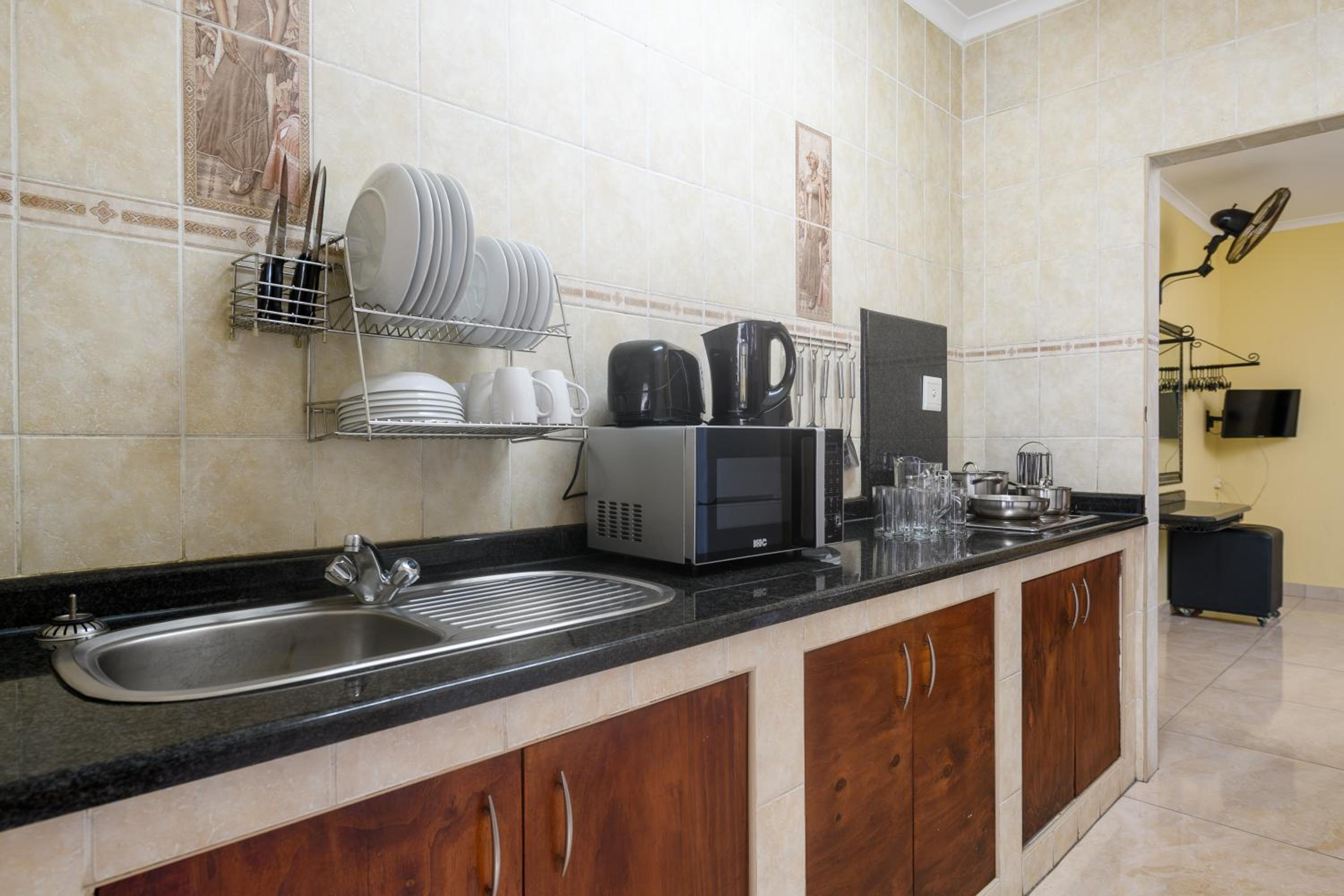 6 People Open Plan Unit  - Photo 3