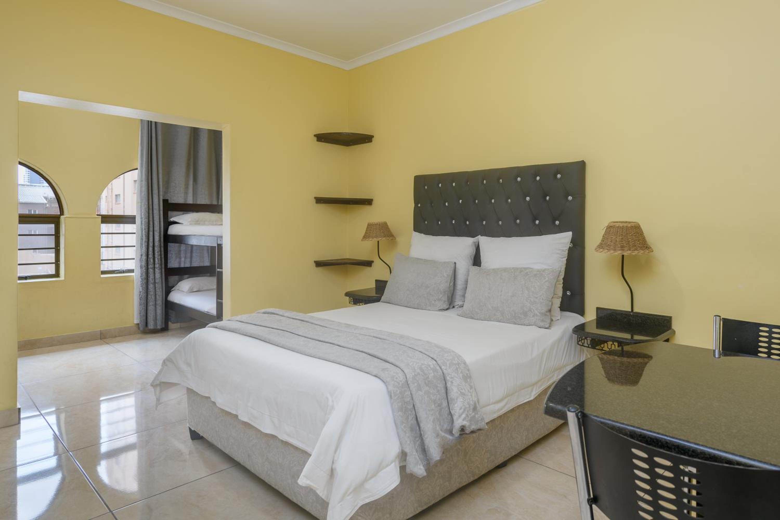 6 People Open Plan Unit  - Photo 8
