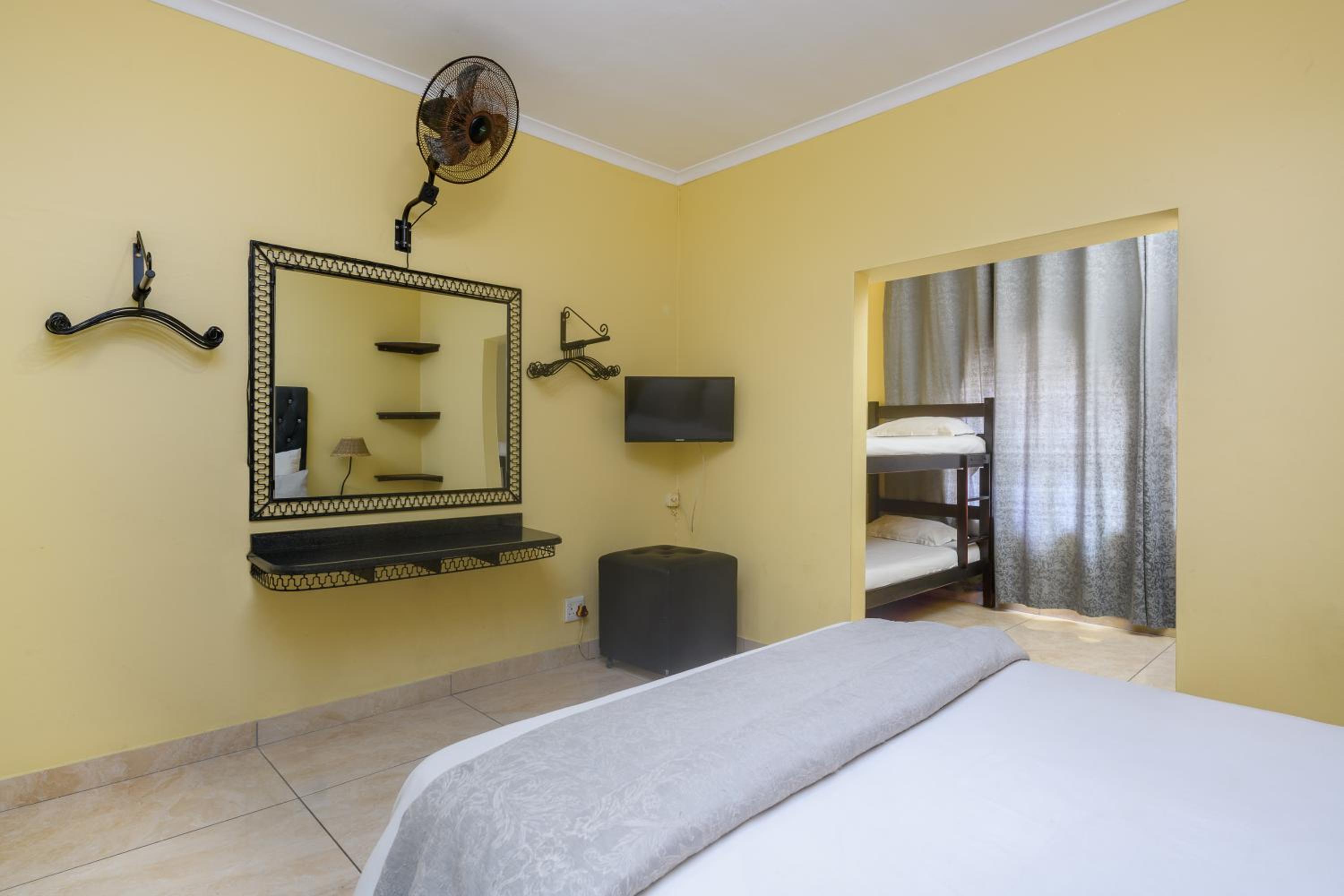 6 People Open Plan Unit  - Photo 1