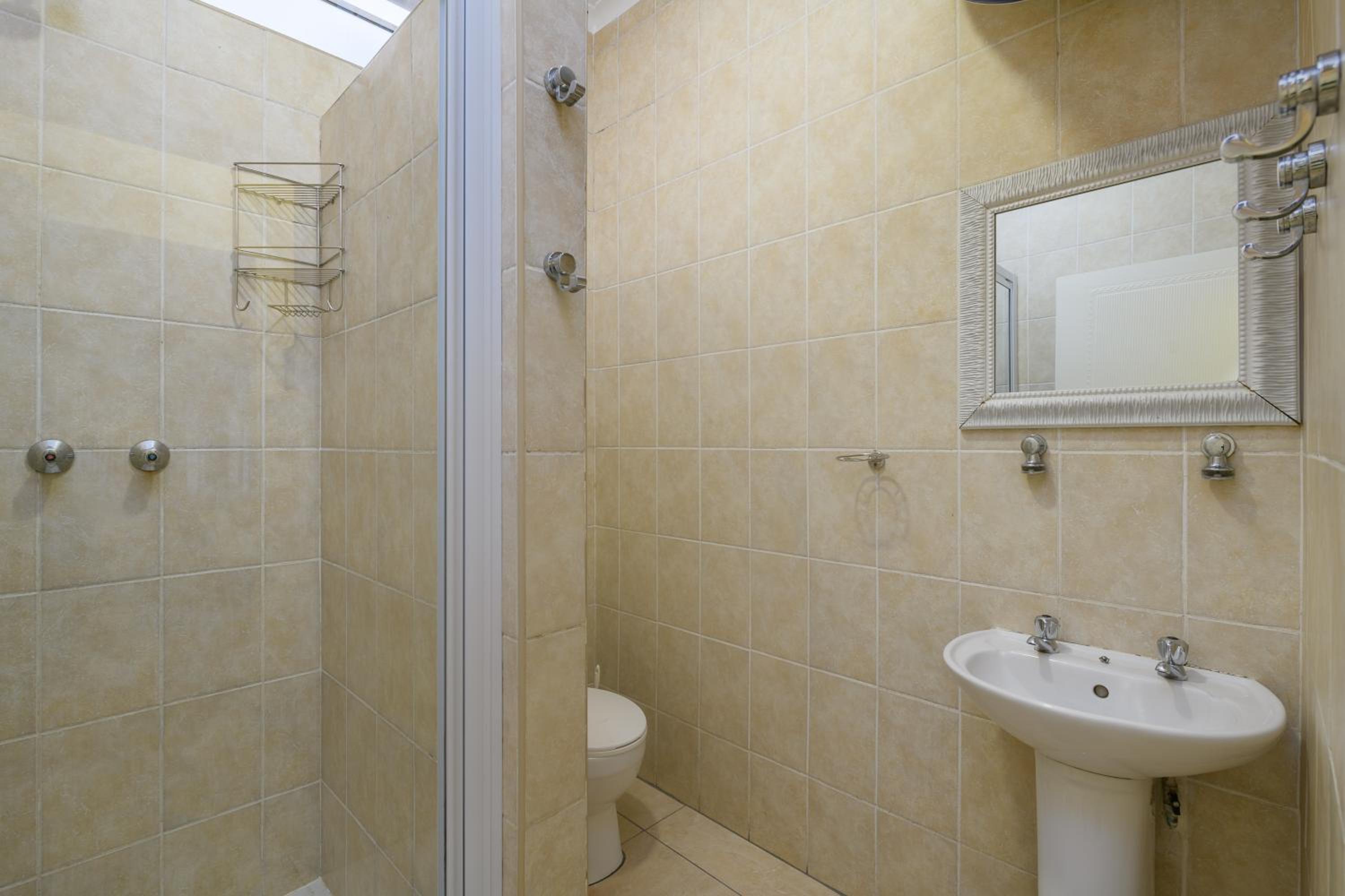 6 People Open Plan Unit  - Photo 5
