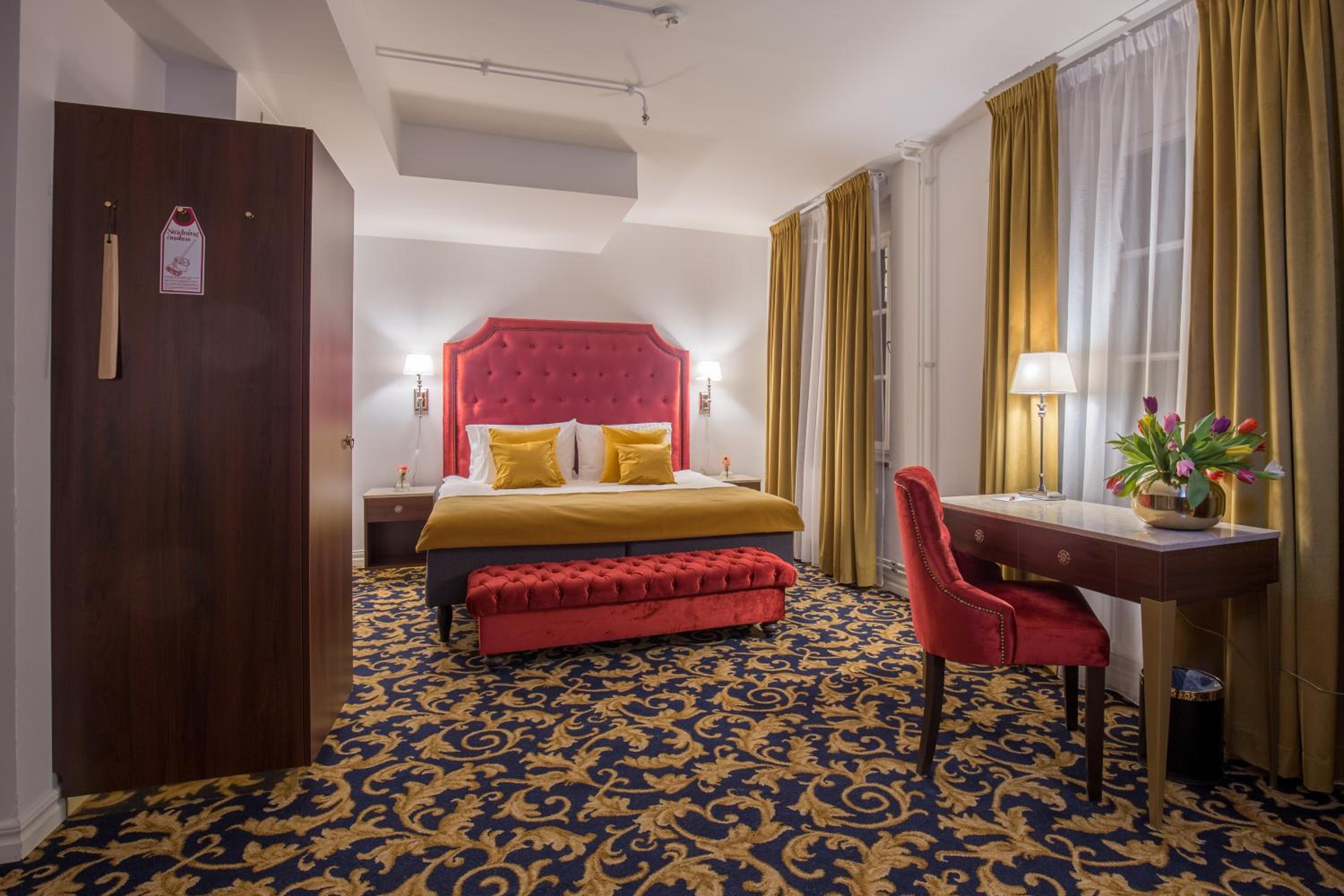 Deluxe King Room with Sofa Bed - Non-Smoking thumbnail 5