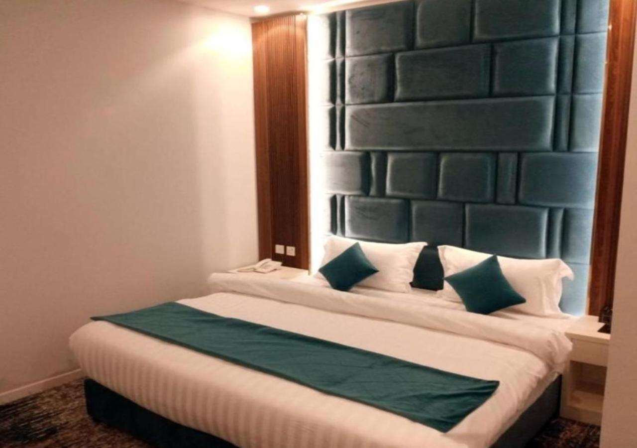 Deluxe King Room - Photo 2