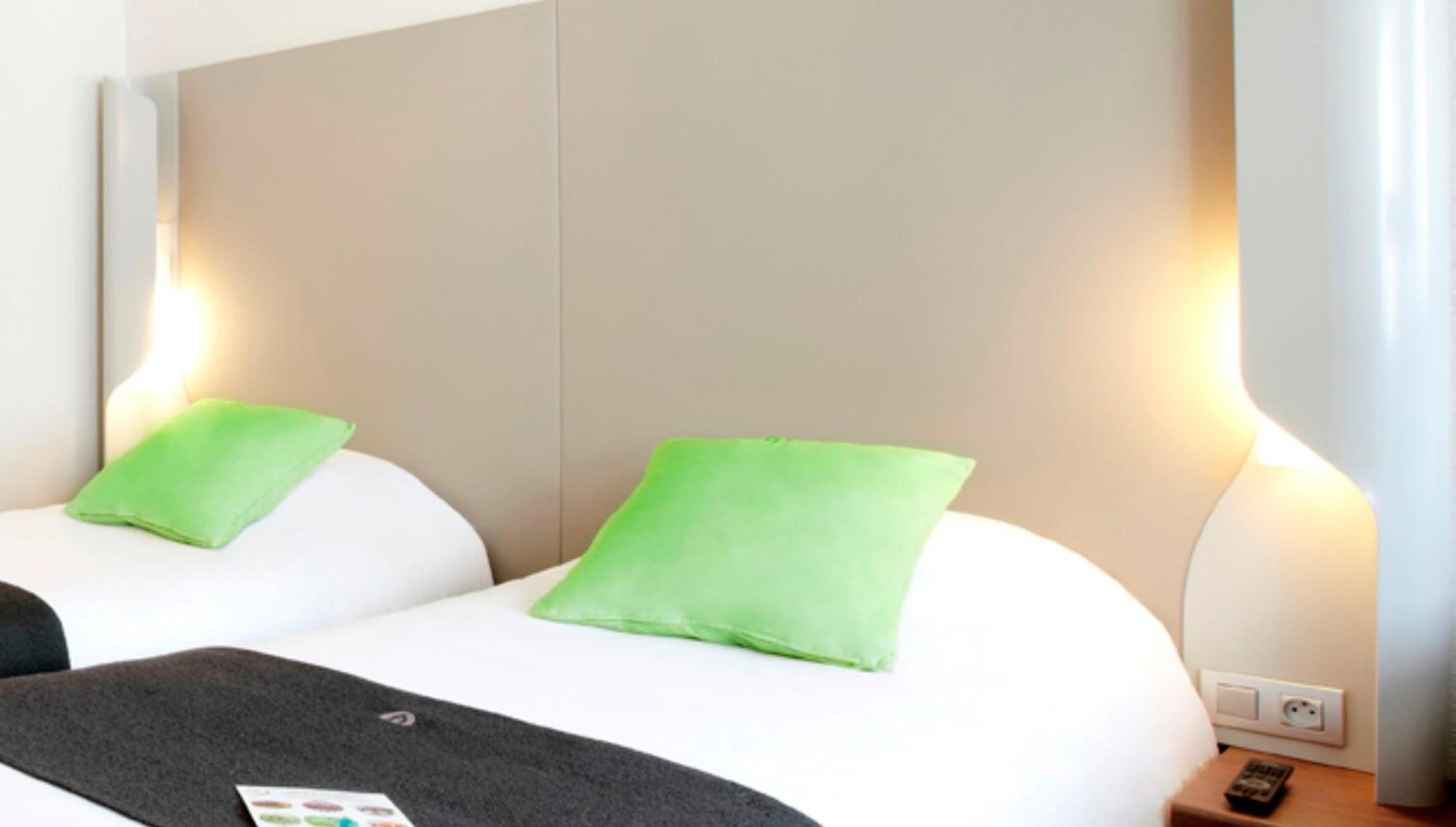 Standard Twin Room - Photo 8