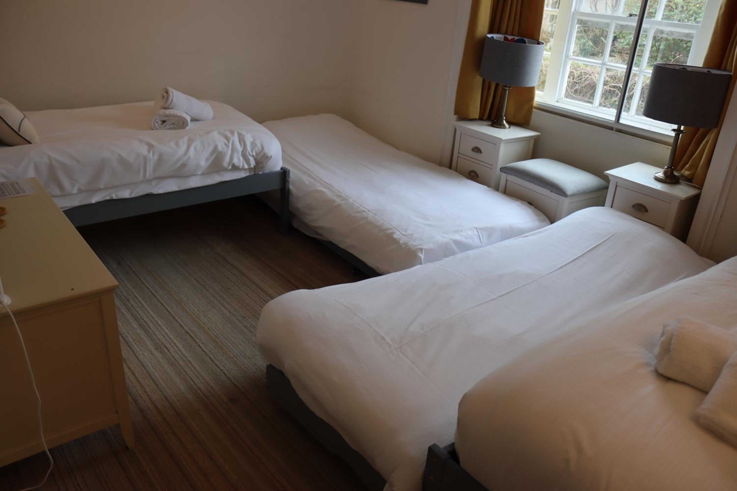 Twin Room with Extra Bed - Photo 6