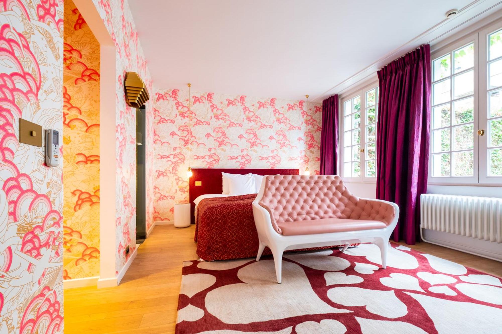Deluxe King Room thumbnail 5