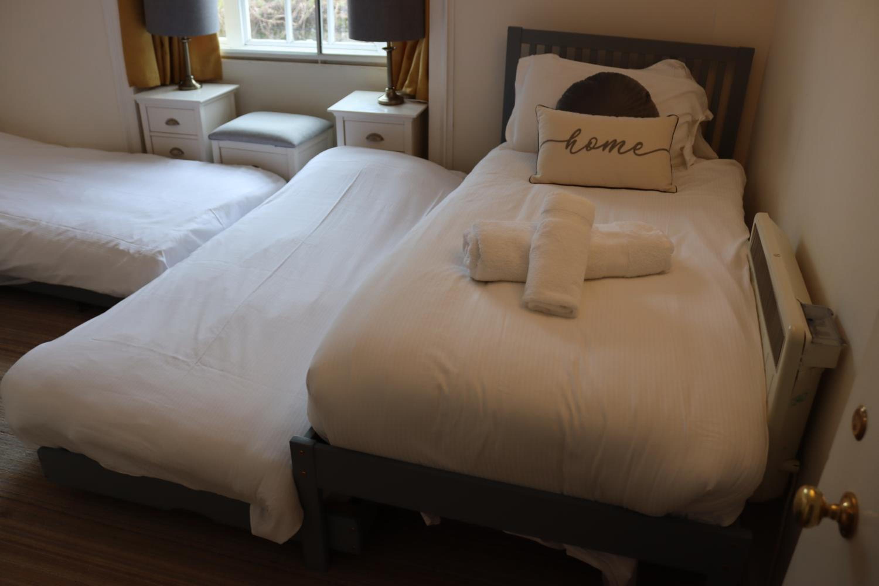 Twin Room with Extra Bed - Photo 2