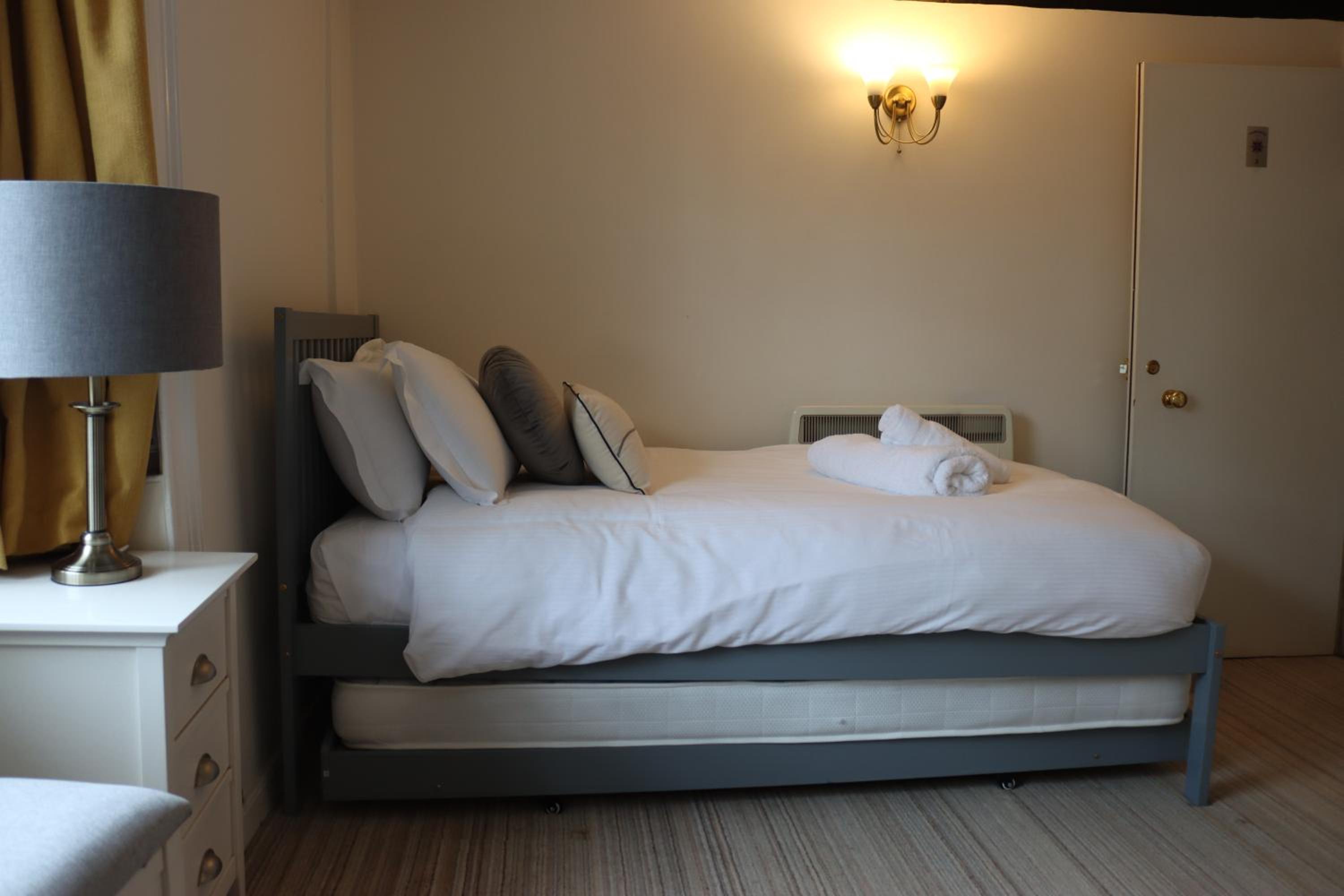 Twin Room with Extra Bed - Photo 3