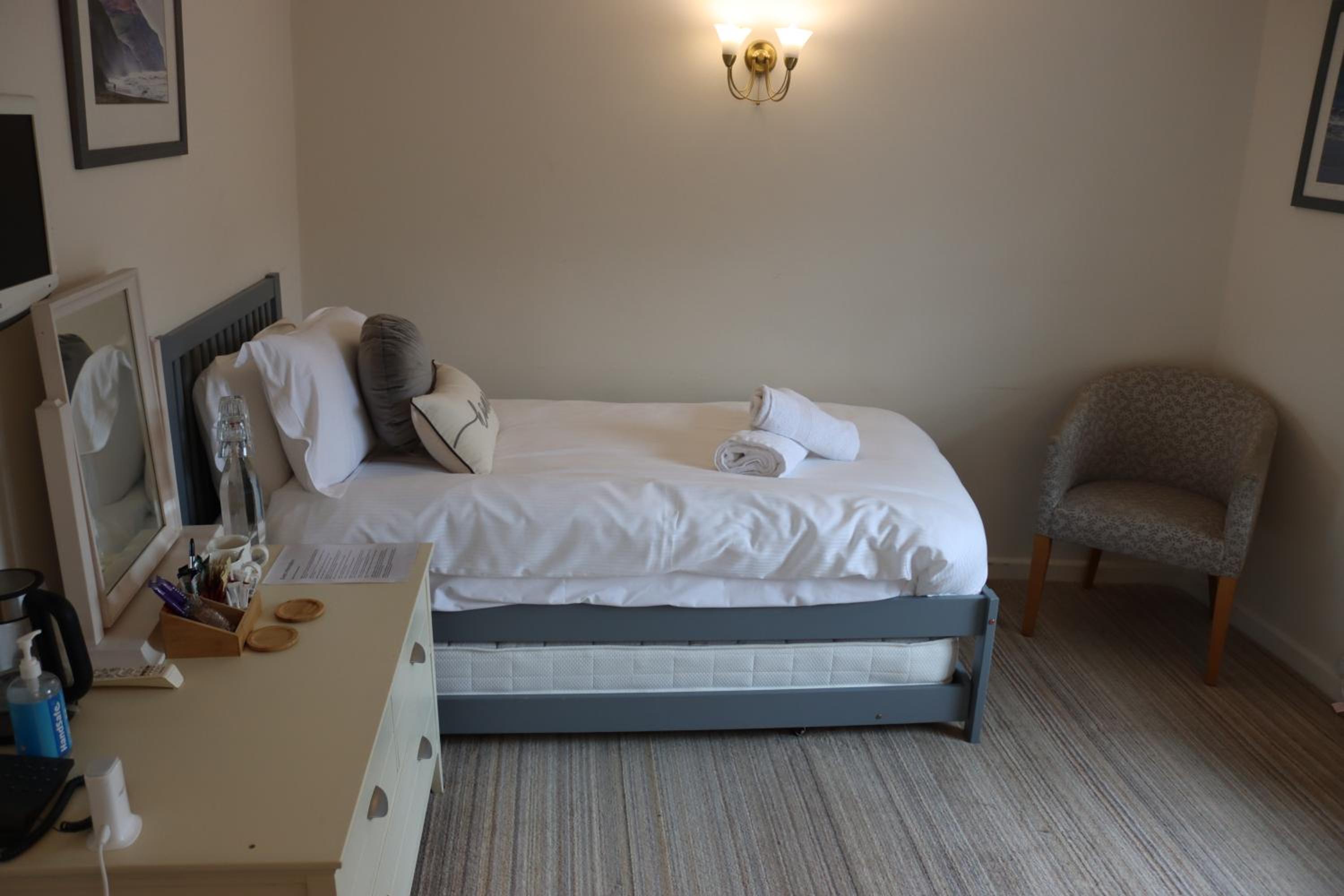 Twin Room with Extra Bed - Photo 4