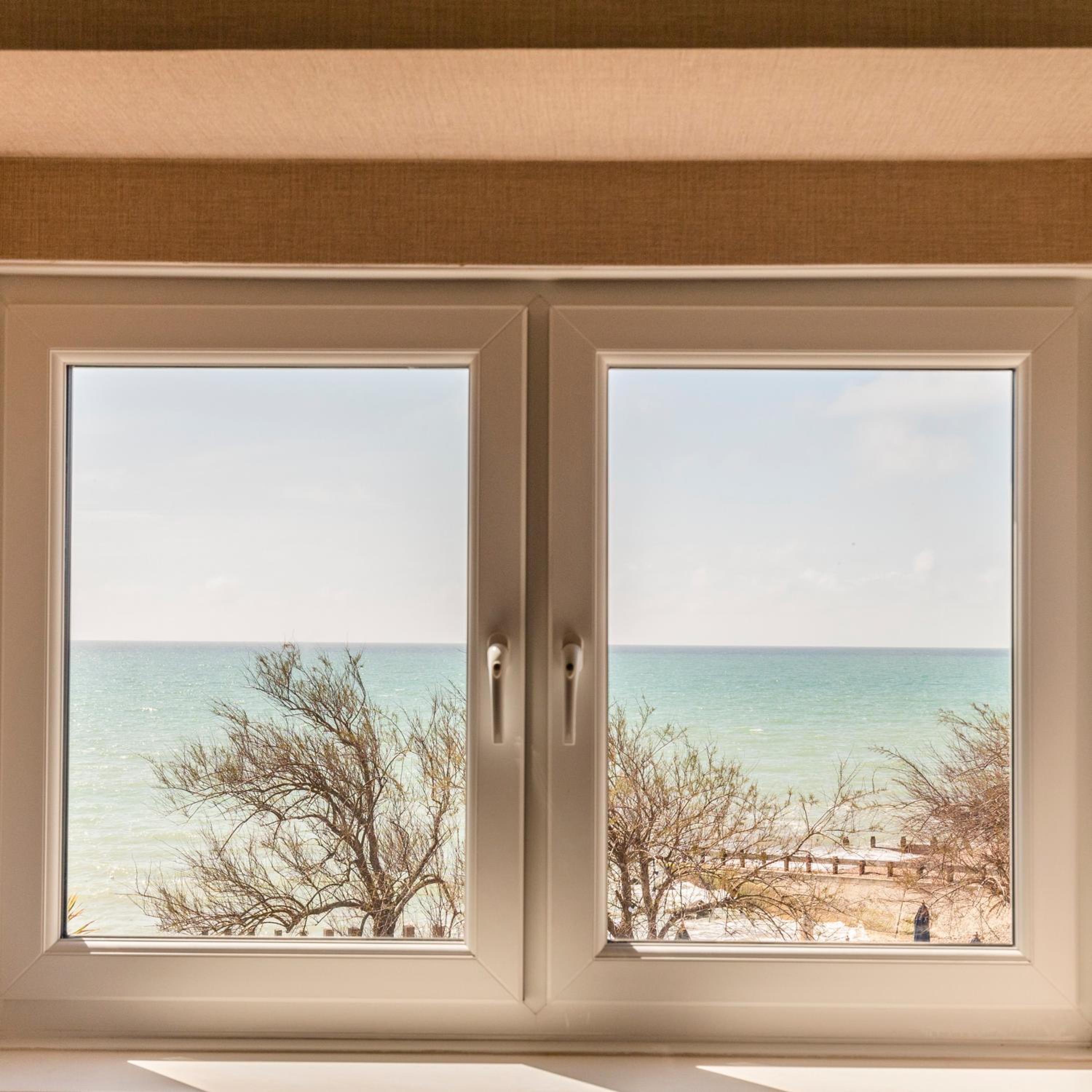 Classic King Room with Sea View - Photo 4