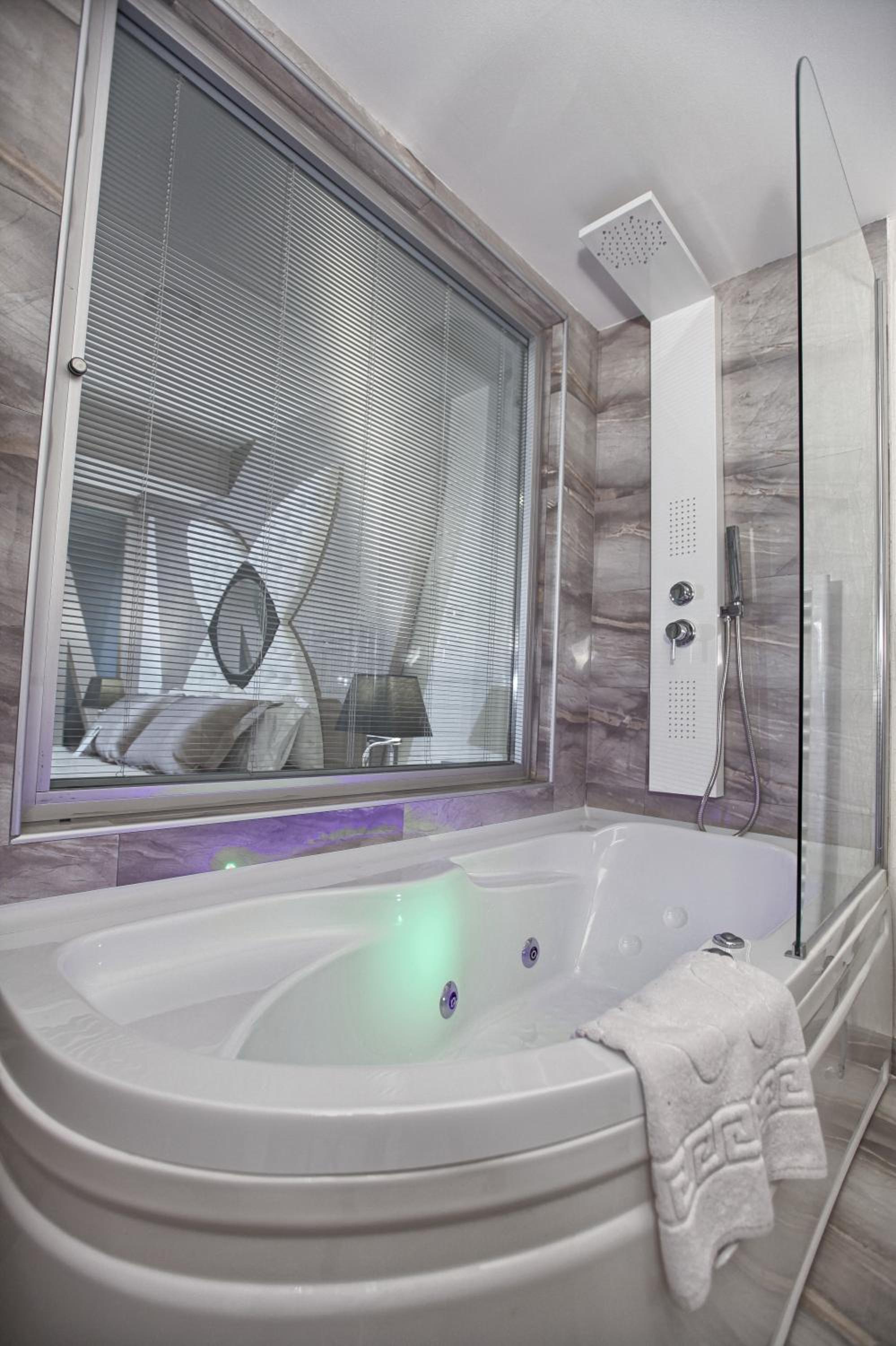 Queen Suite with Spa Bath photo 2