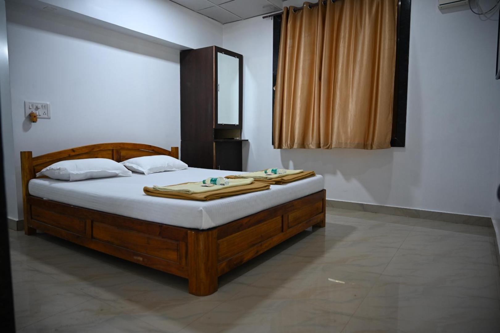 Deluxe Double Room with Side Sea View photo 2