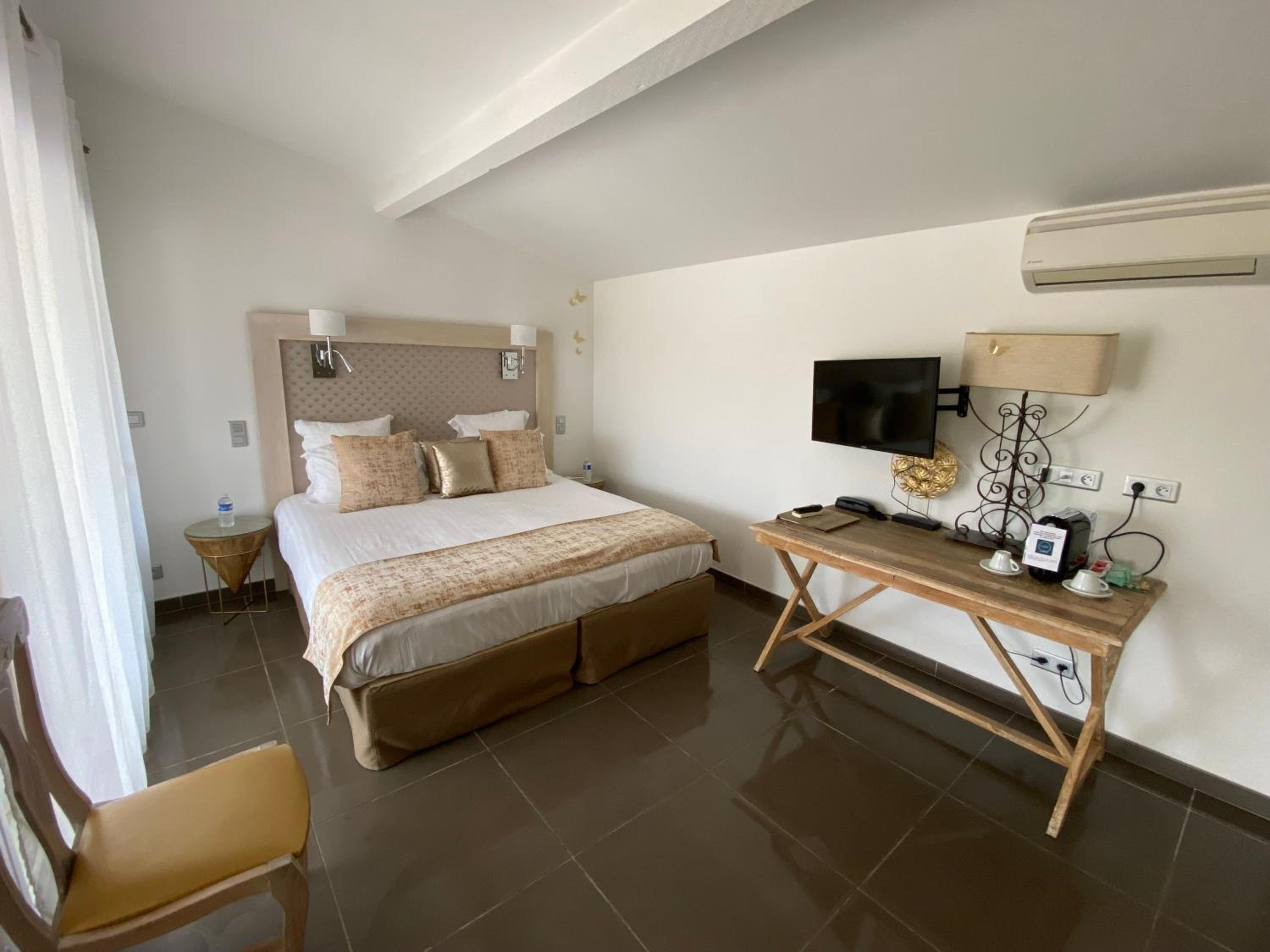 Family Suite (2 Adults + 2 Children) - Photo 1