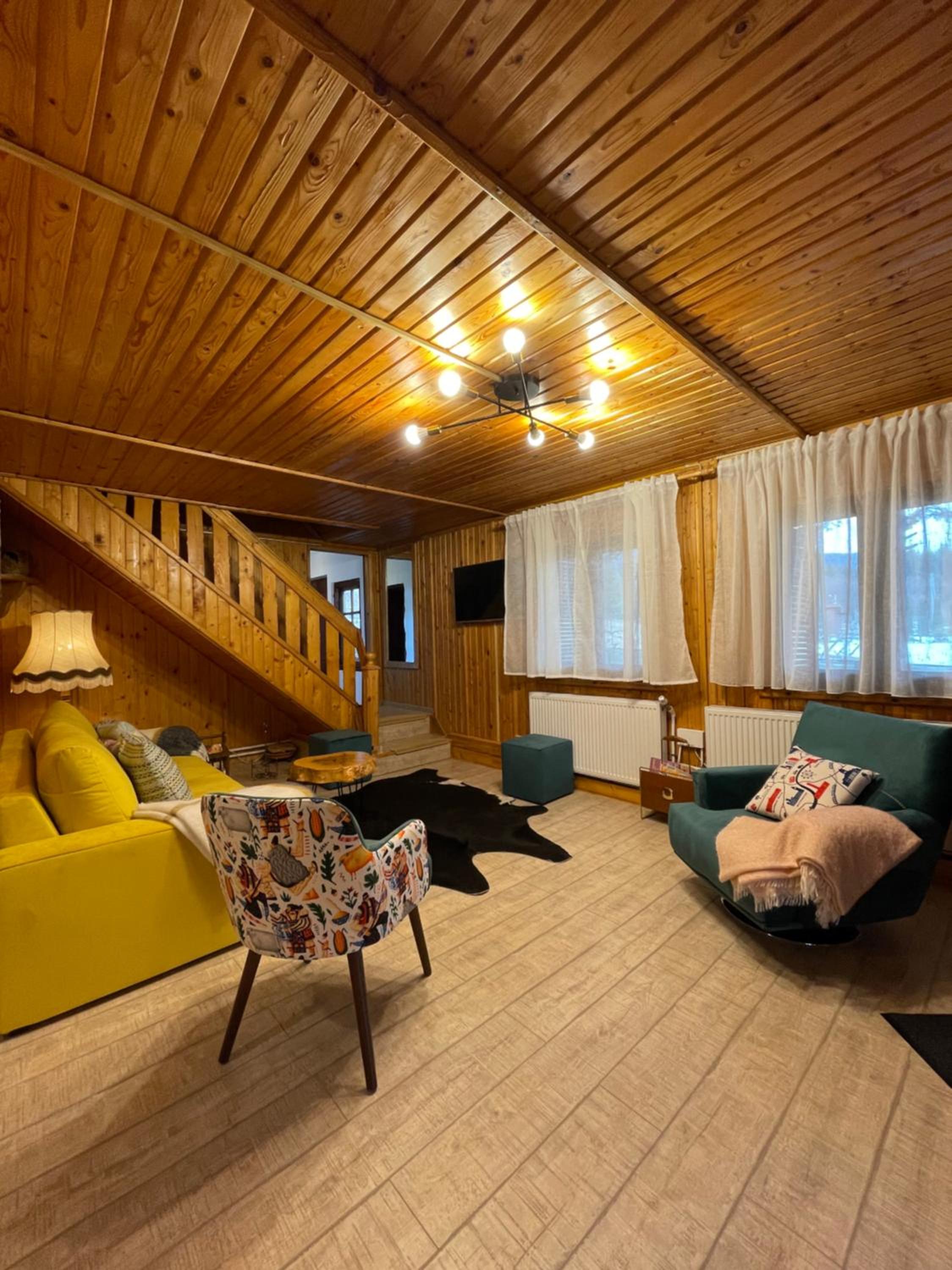 Five-Bedroom House photo 3