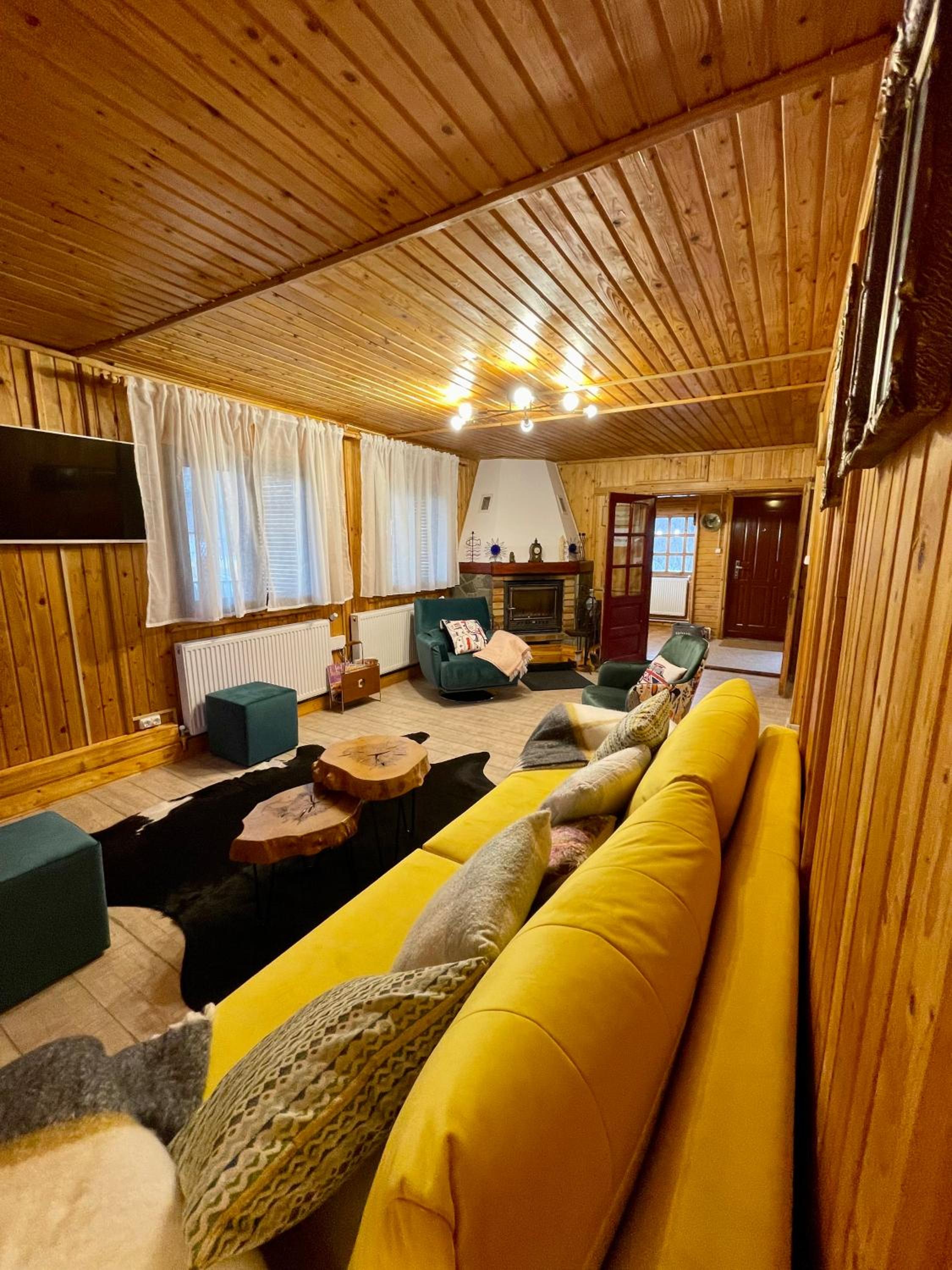 Five-Bedroom House photo 1