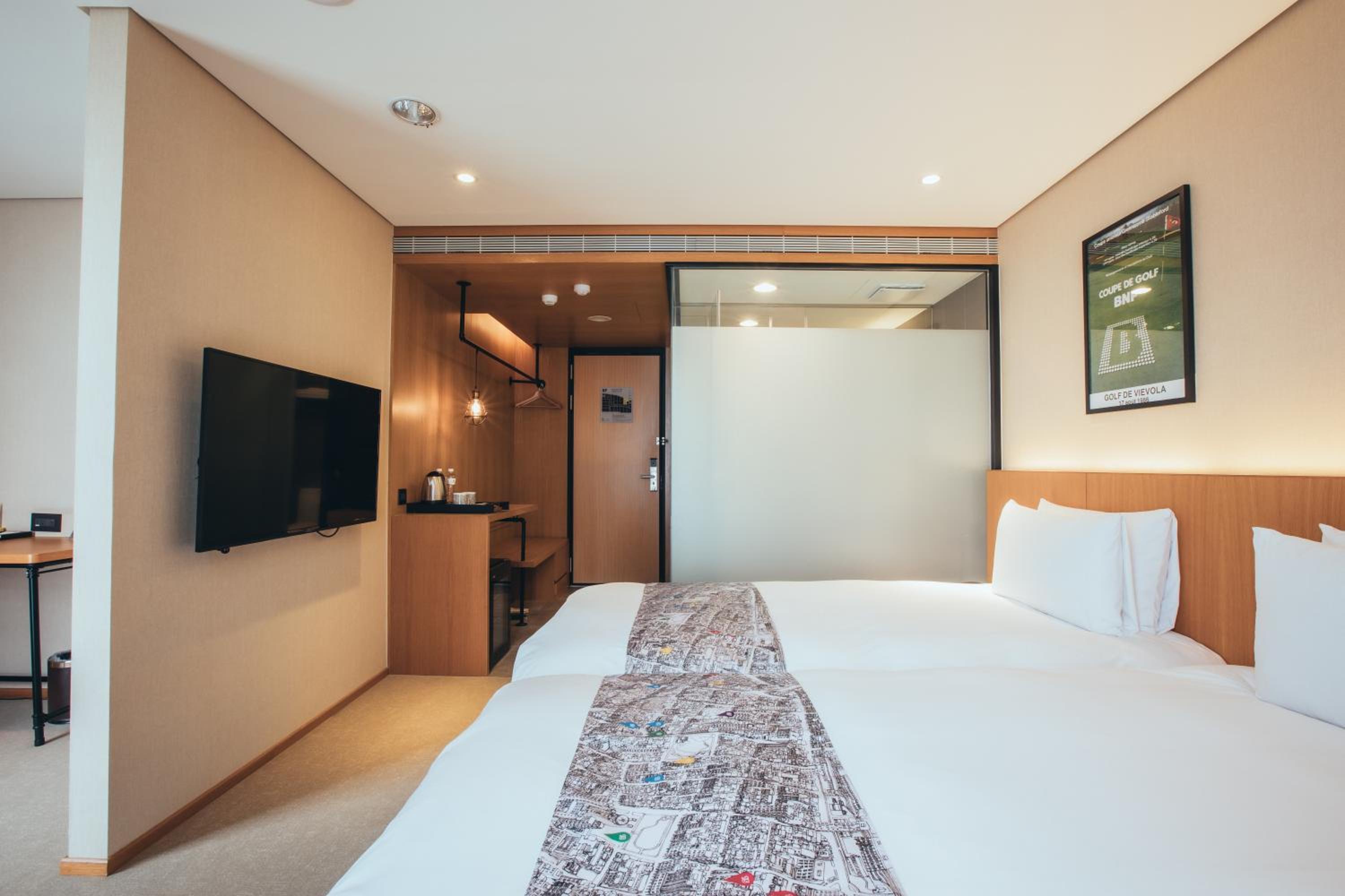 Standard Twin Room with No Window photo 2