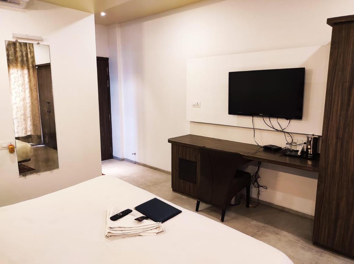 Deluxe Room - Photo 10
