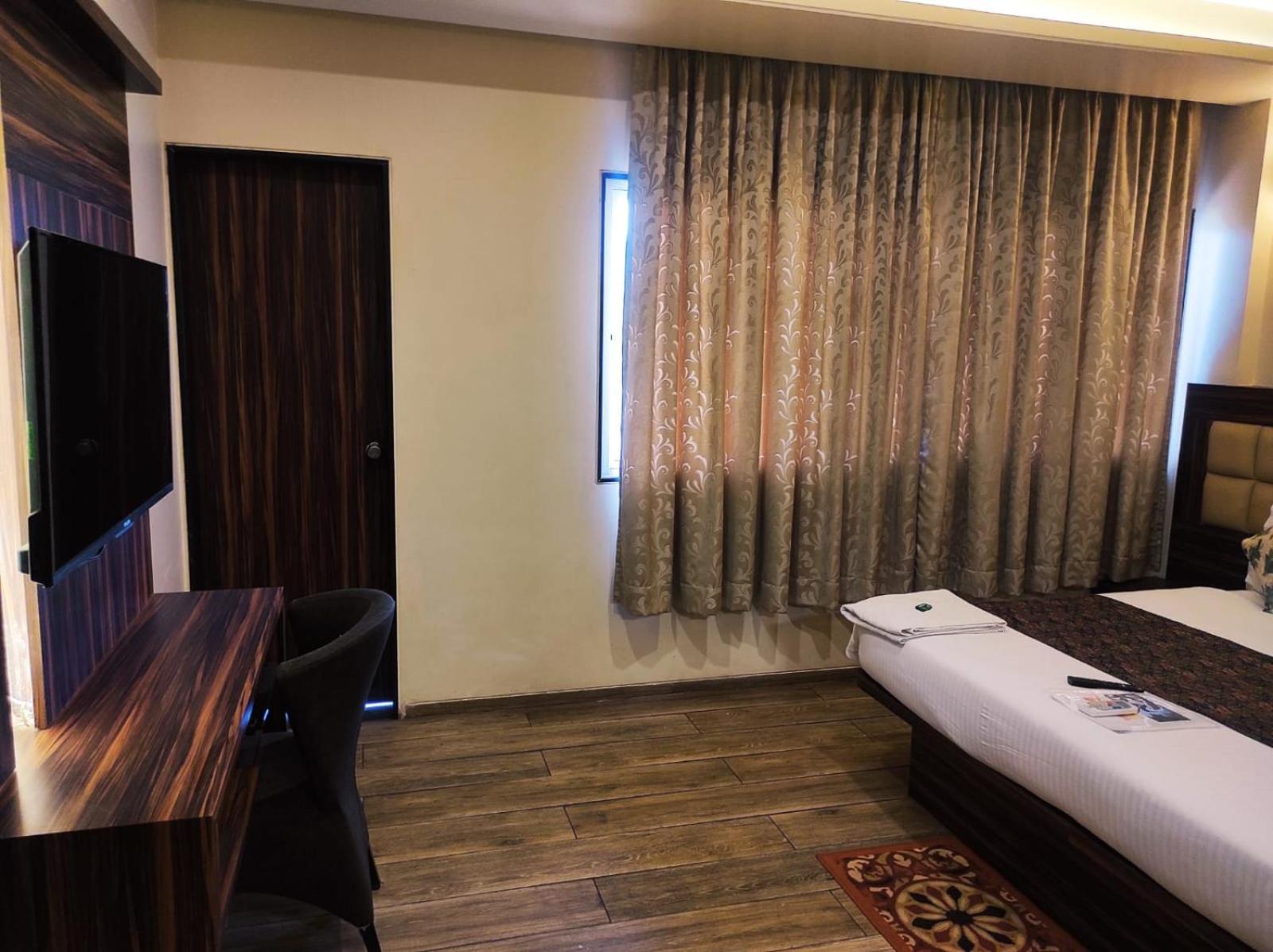 Deluxe Room - Photo 23