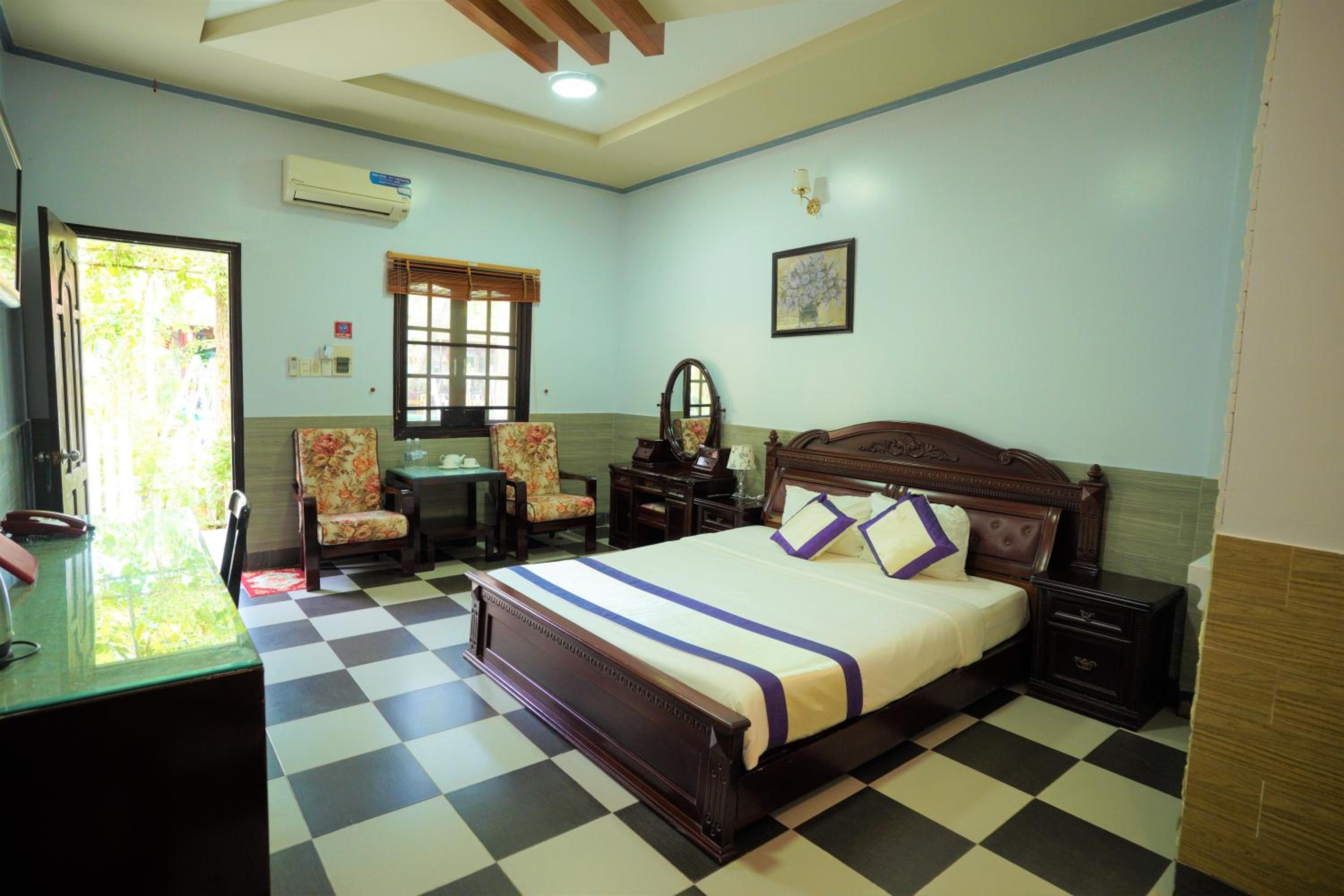 Bungalow with Garden View - Photo 11