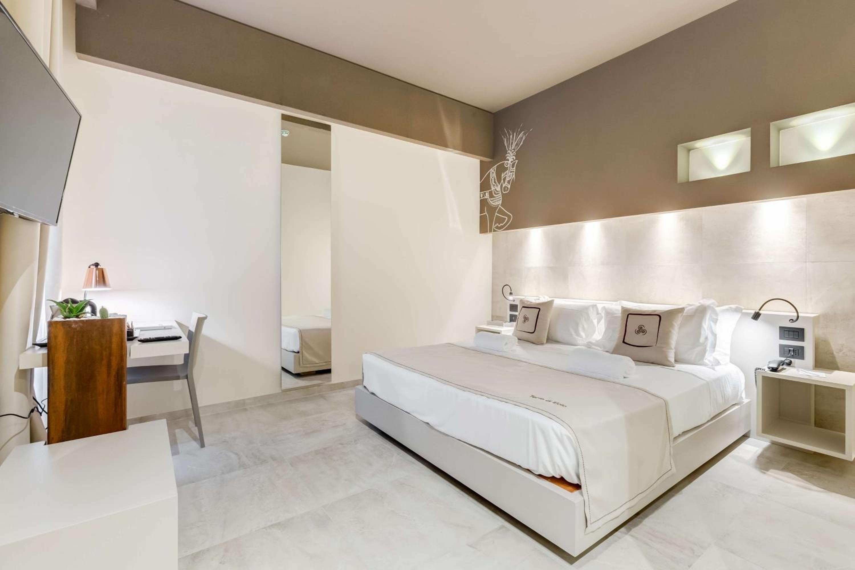Junior Queen Suite - Photo 1