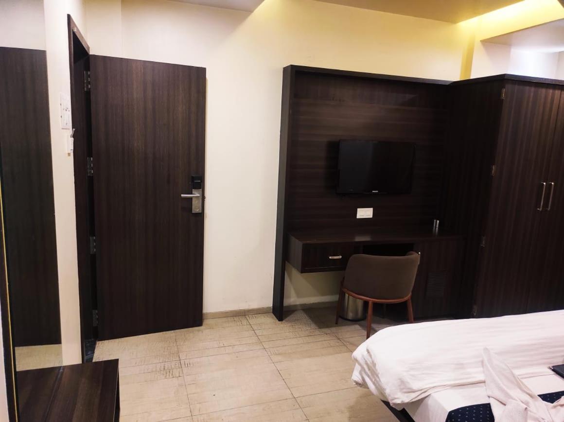 Deluxe Room - Photo 17