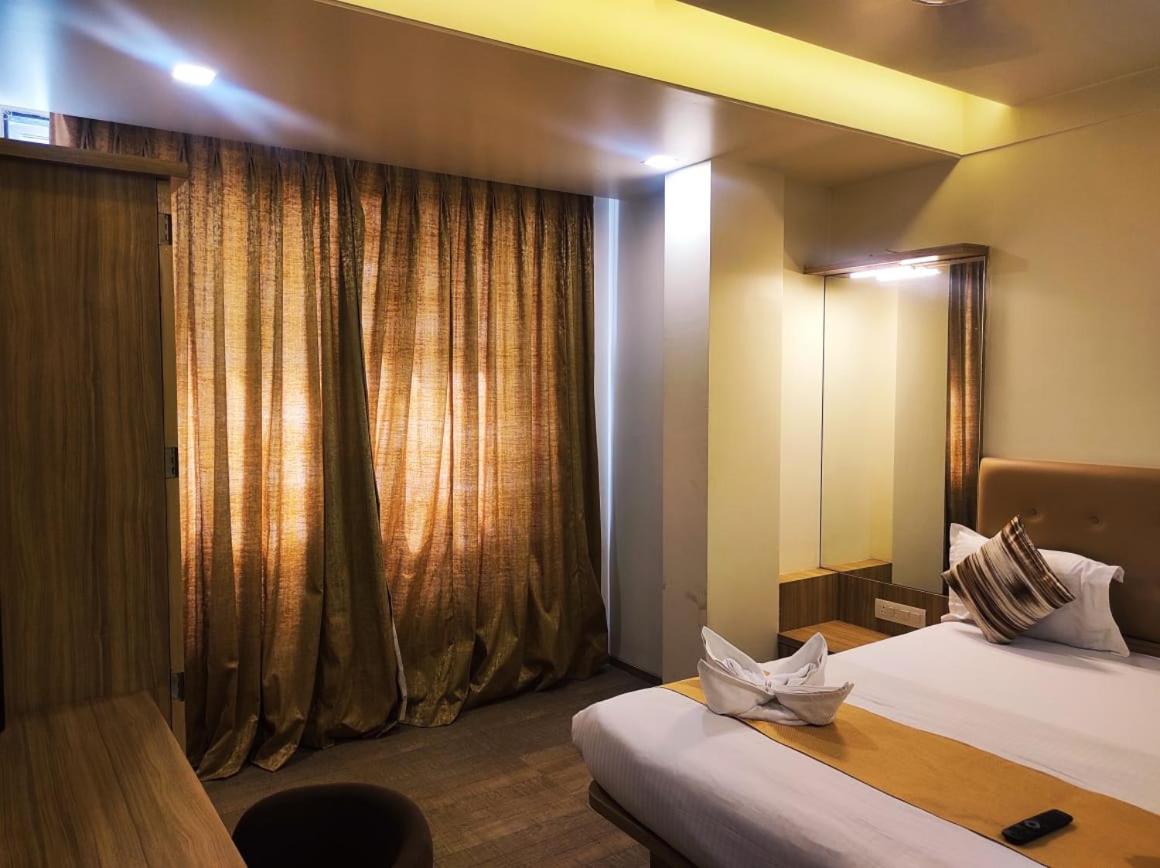 Deluxe Room - Photo 11