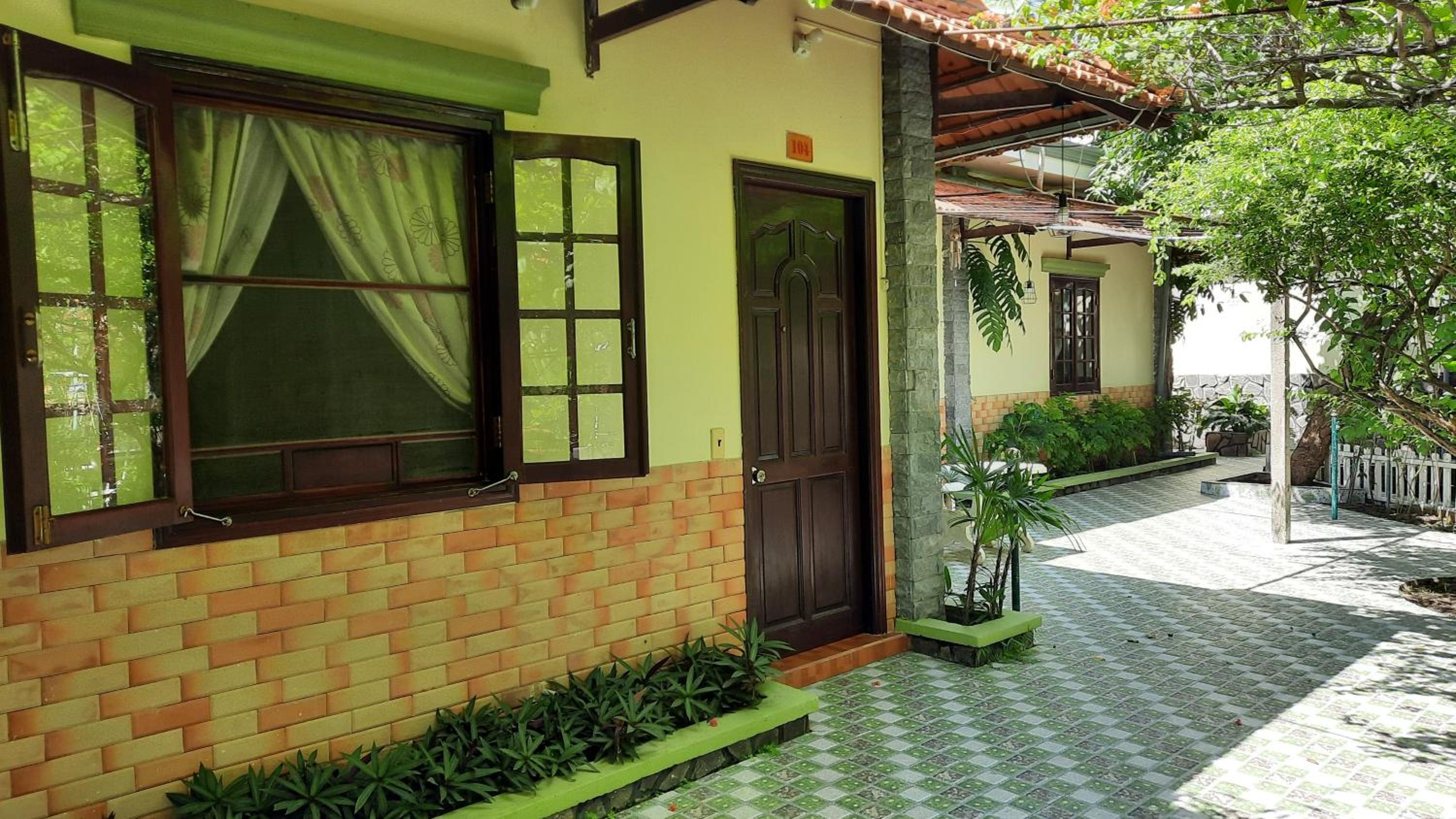 Bungalow with Garden View - Photo 13