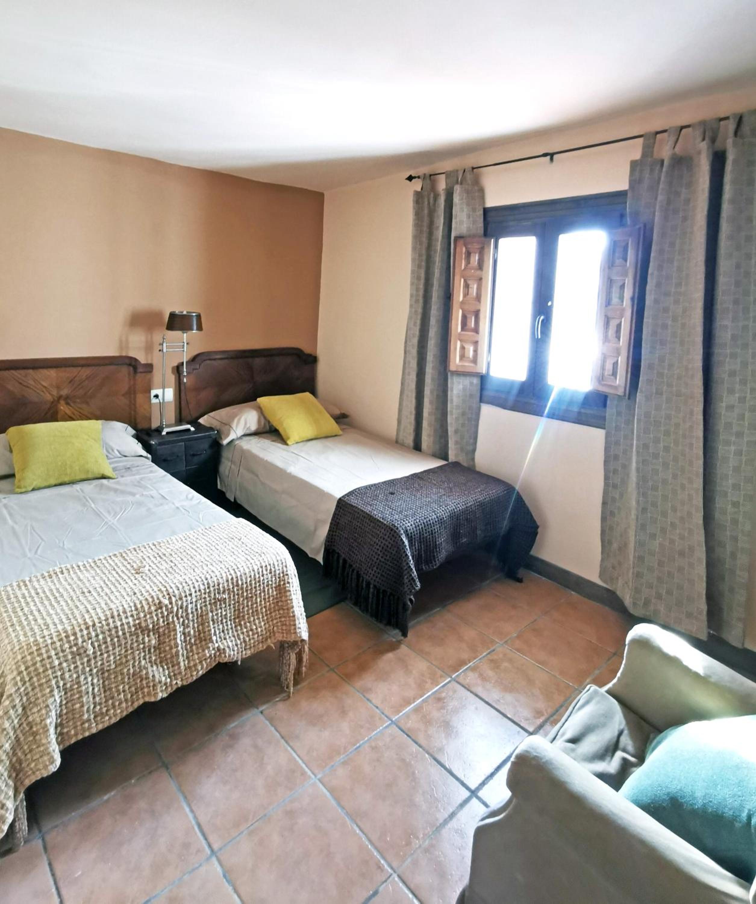 Seven-Bedroom House photo 3